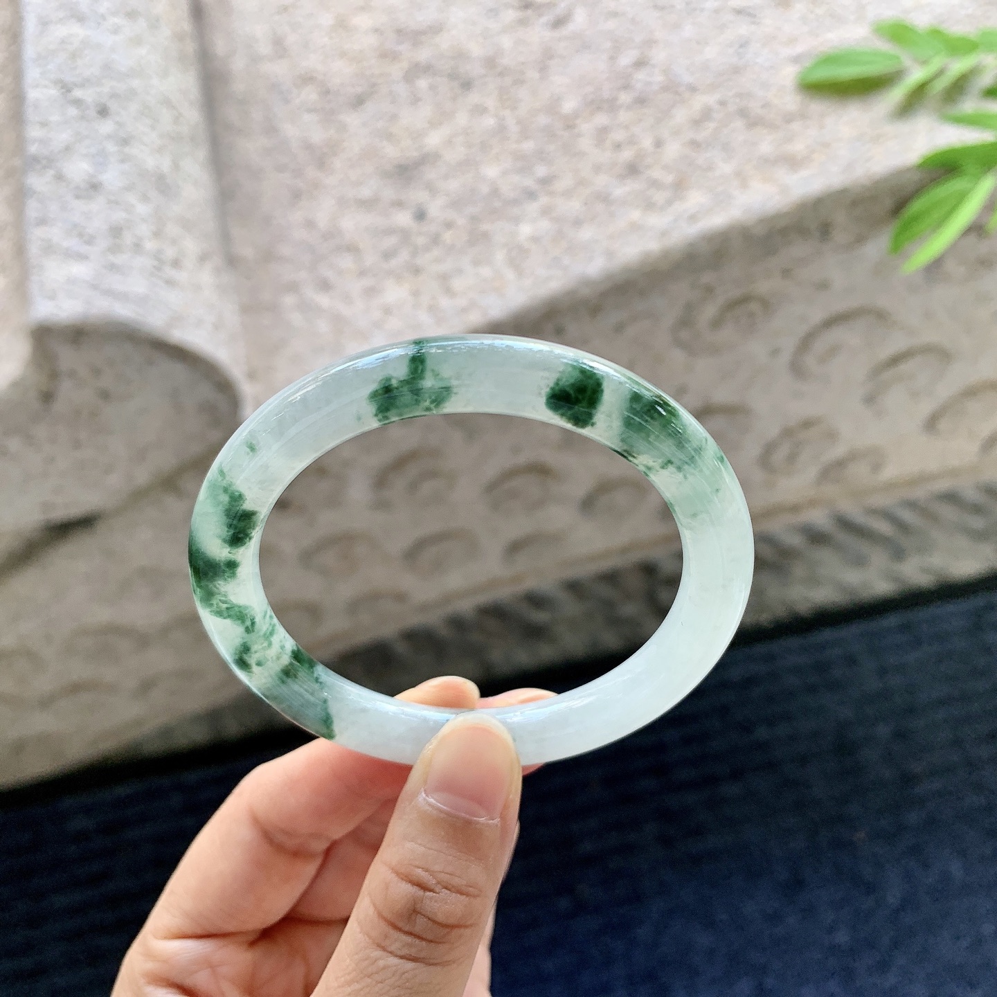 圆条53 54【圈口】54/8.2/8.4【编码】A1070126【描述】细糯飘花，水润，种老，细腻，有纹线