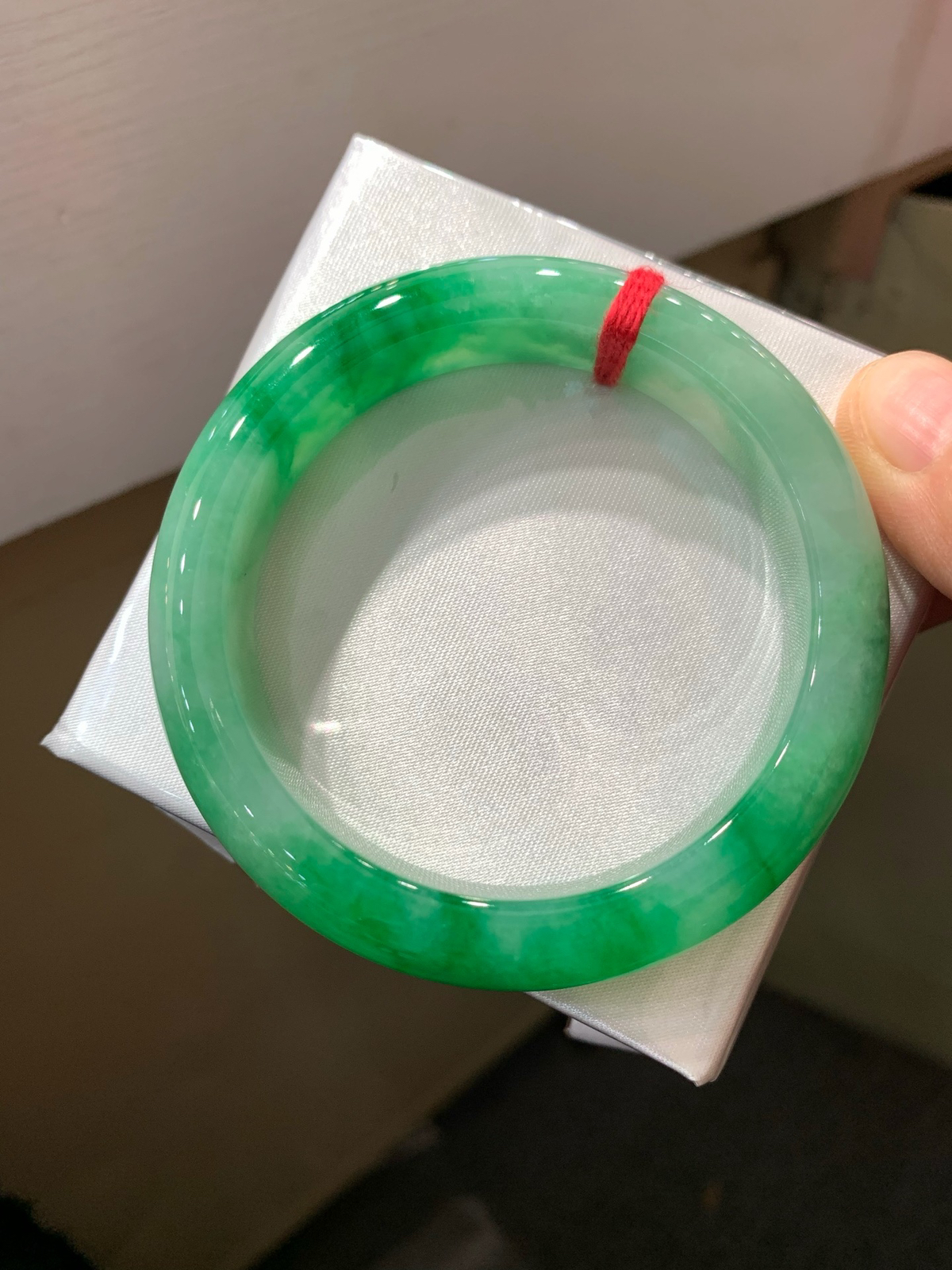 尺寸55.9/12.5/8.8，辣绿手镯
颜色漂亮 有种有色