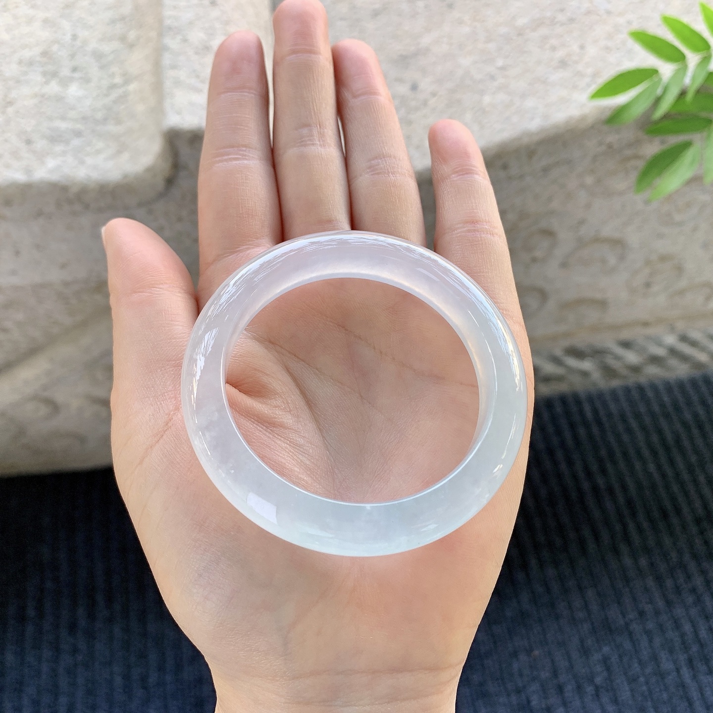 正圈49 50【圈口】50.4/10.5/8.1【编码】BA062977【描述】冰种，清透，水润，种老，细腻，内侧有纹线