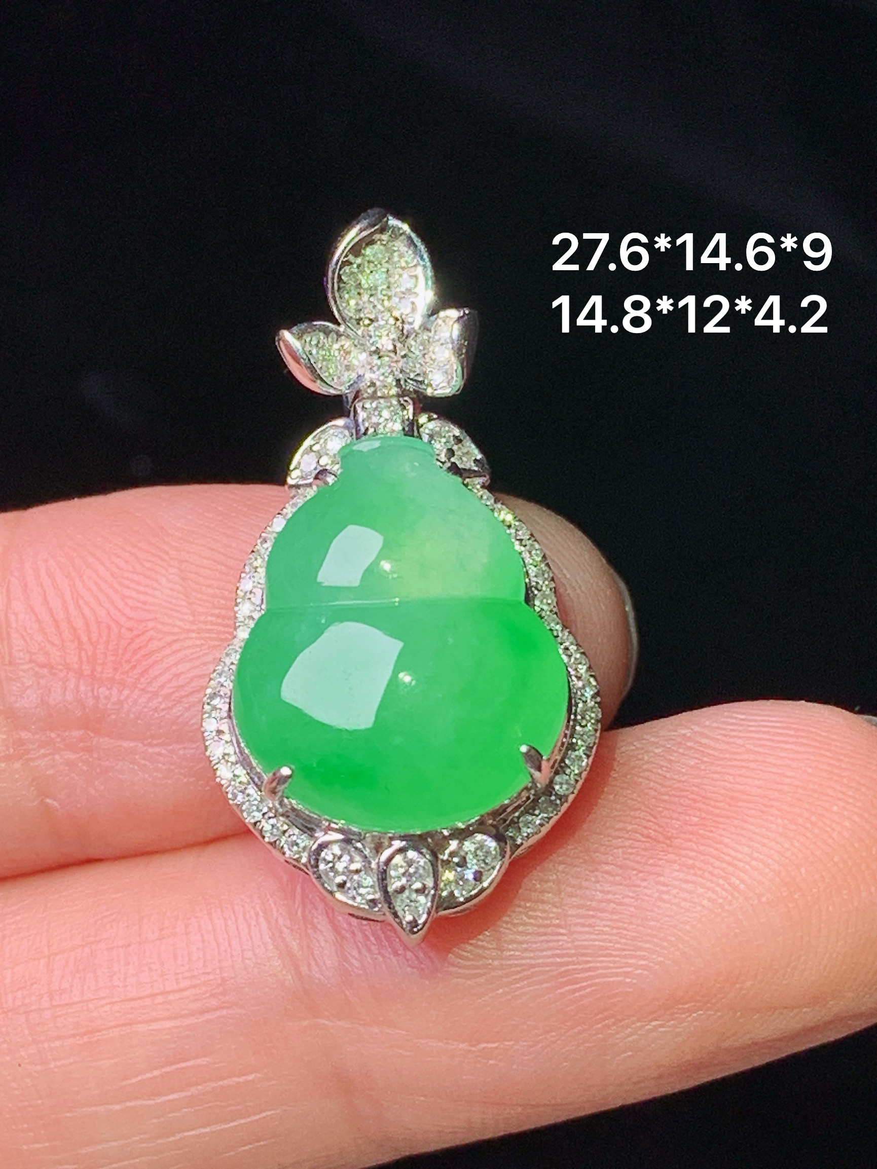 18k金钻镶嵌冰阳绿葫芦吊坠 玉质细腻 色泽艳丽清新 整体尺寸27.6*14.6*9 f1