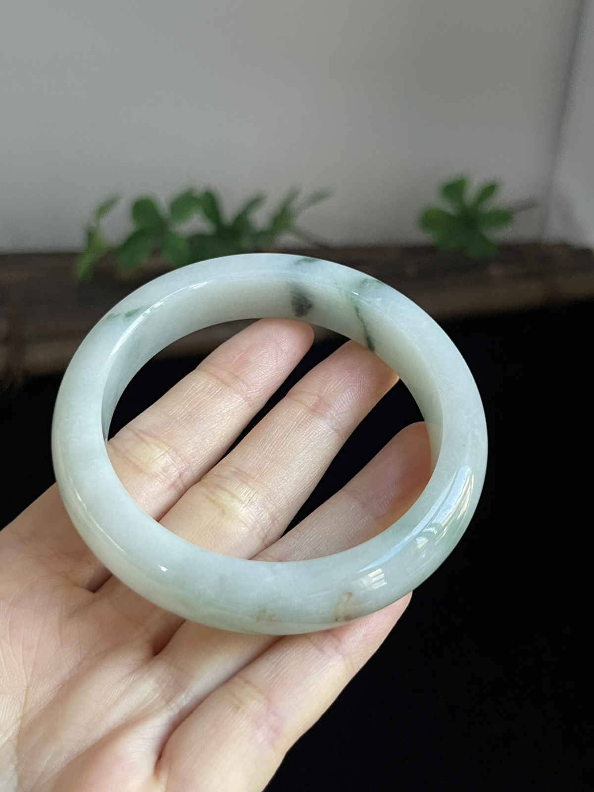 正圈55圈口，翡翠糯化种飘绿手镯