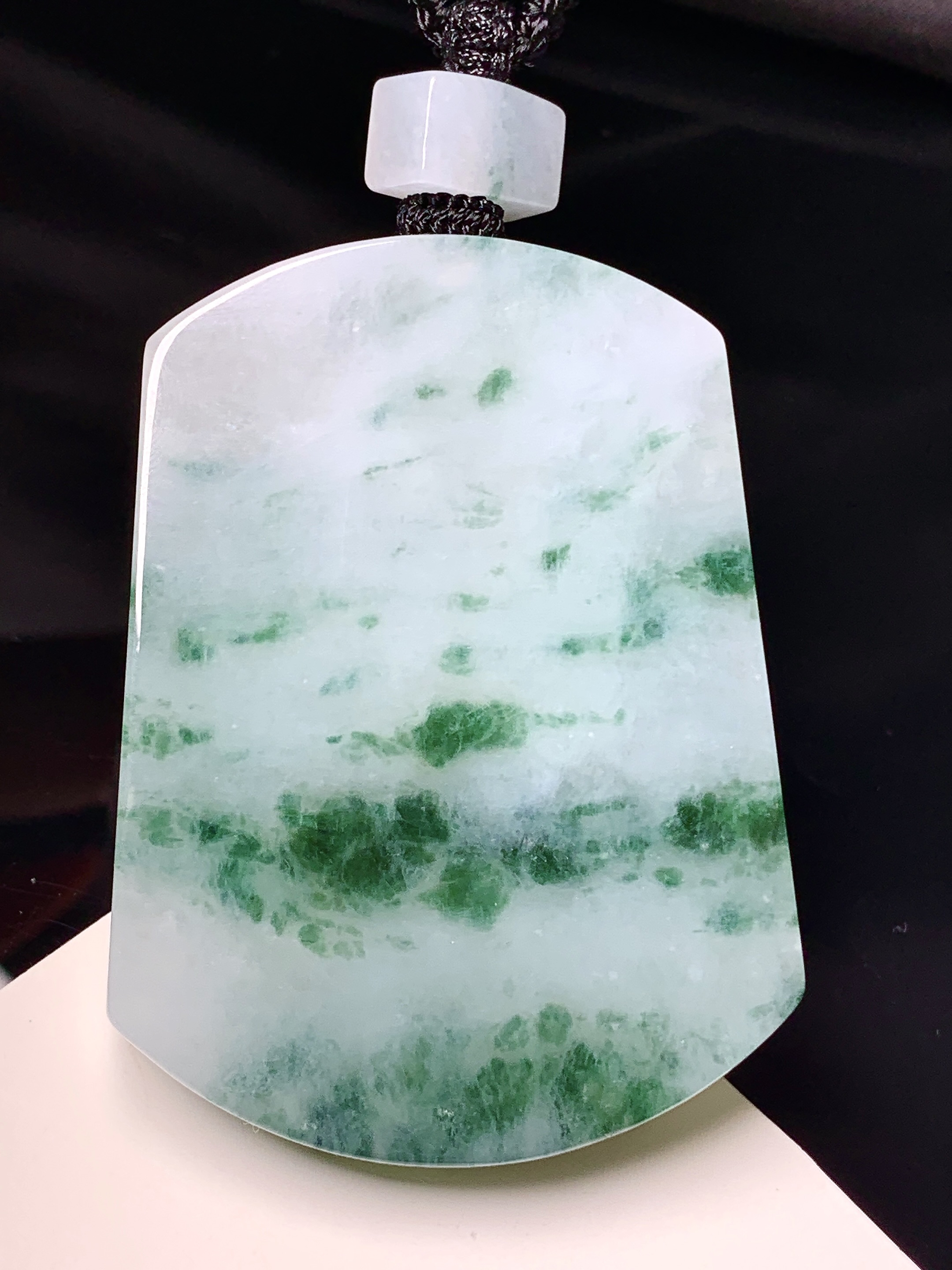 飘花无事牌吊坠 玉质细腻 色泽艳丽清新 整体尺寸53*39*6.3 w1