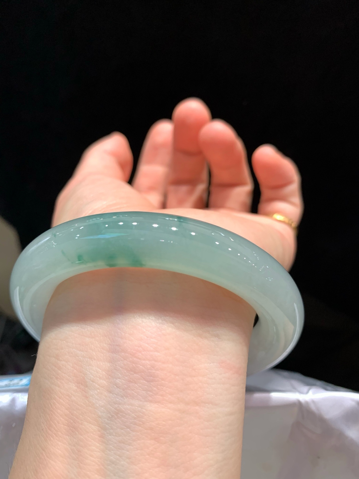 尺寸56.1/11.6，飘花圆条手镯
水润细腻 种老
TG-720-920