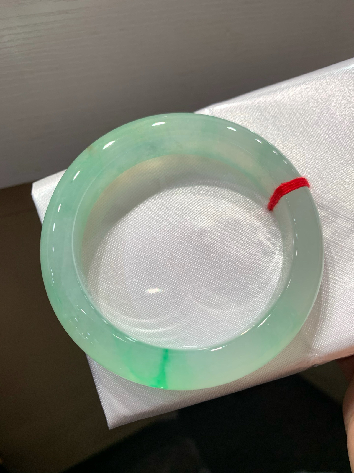 尺寸56.3/12.4/9.7，冰种带色手镯
种好水足
TG-1405-3400