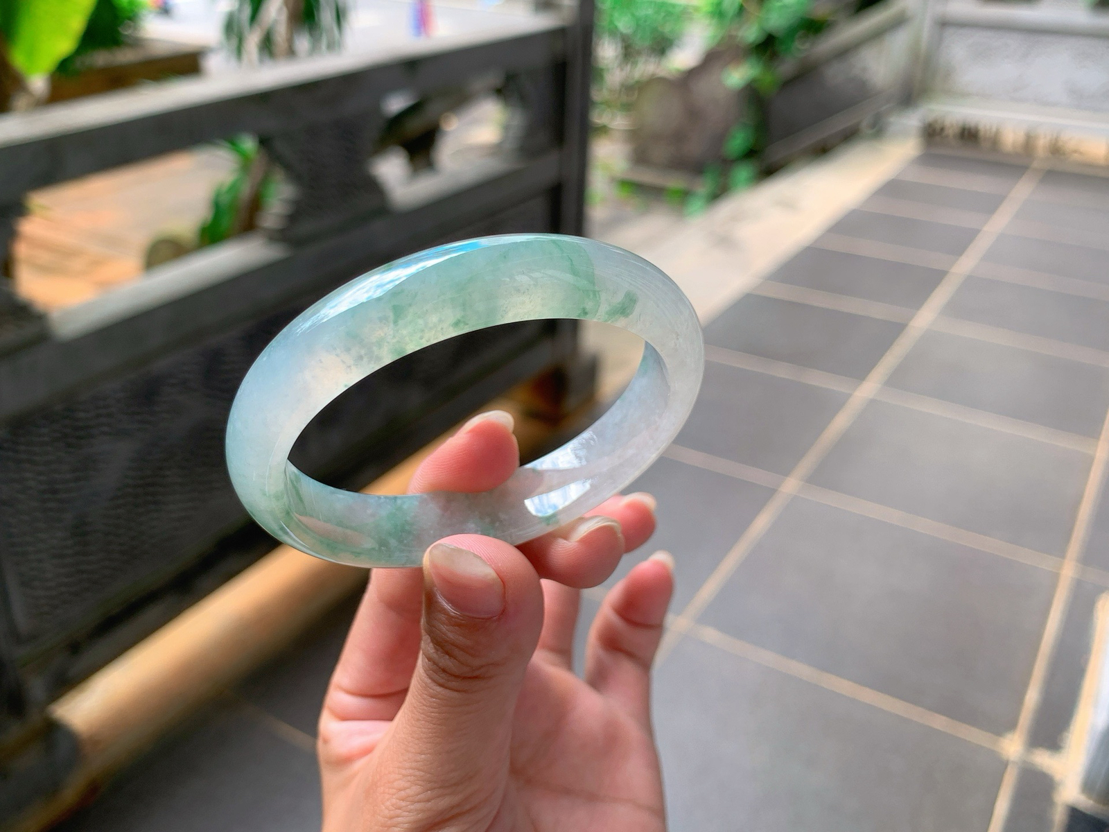 ️｜54圈口
冰飘花贵妃手镯，飘绿花，灵动飘逸，种老透亮，精致小巧，
编号【06-29-07】