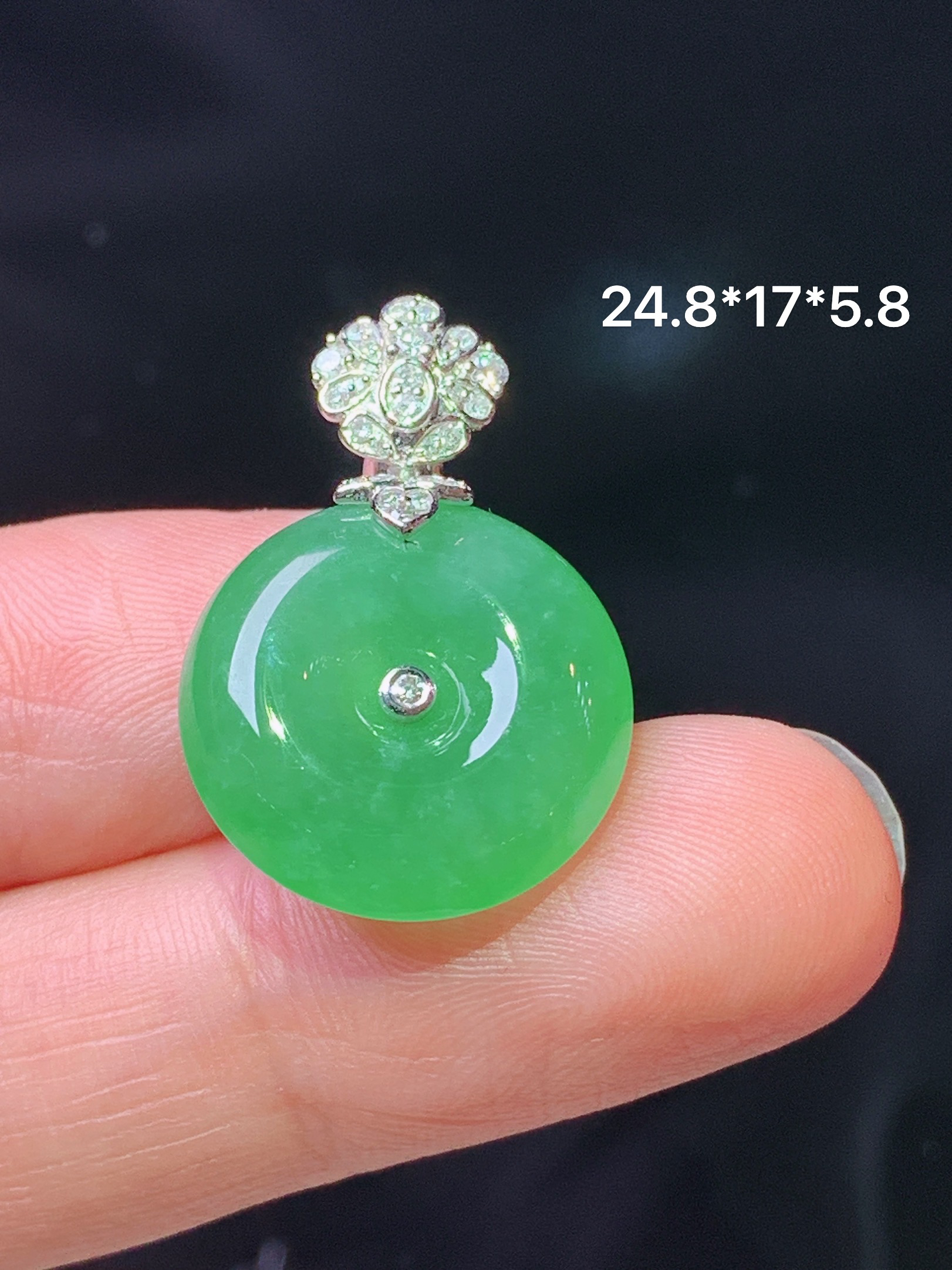 18k金钻镶嵌晴绿平安扣吊坠 玉质细腻 色泽艳丽清新 整体尺寸24.8*17*5.8 h1