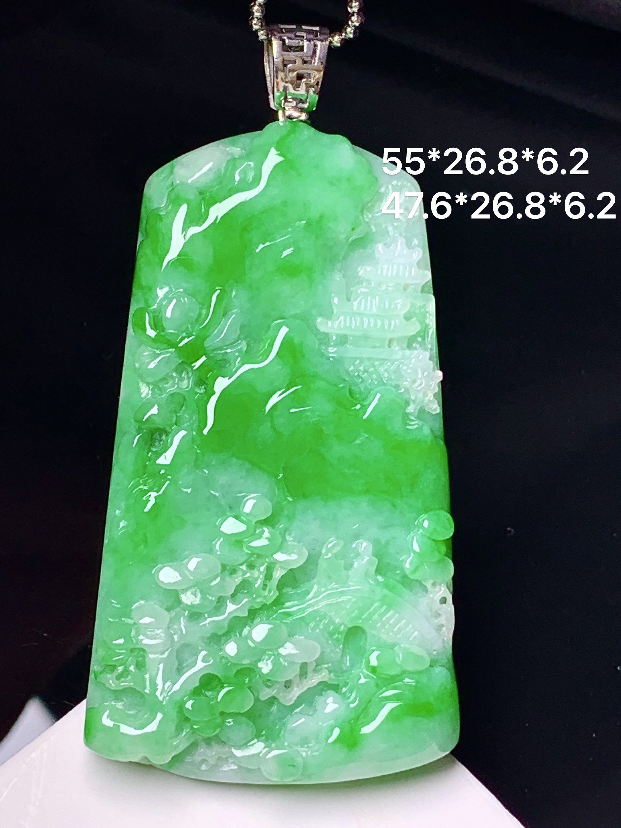 阳绿山水牌子吊坠 玉质细腻 色泽艳丽清新 整体尺寸55*26.8*6.2 w1
