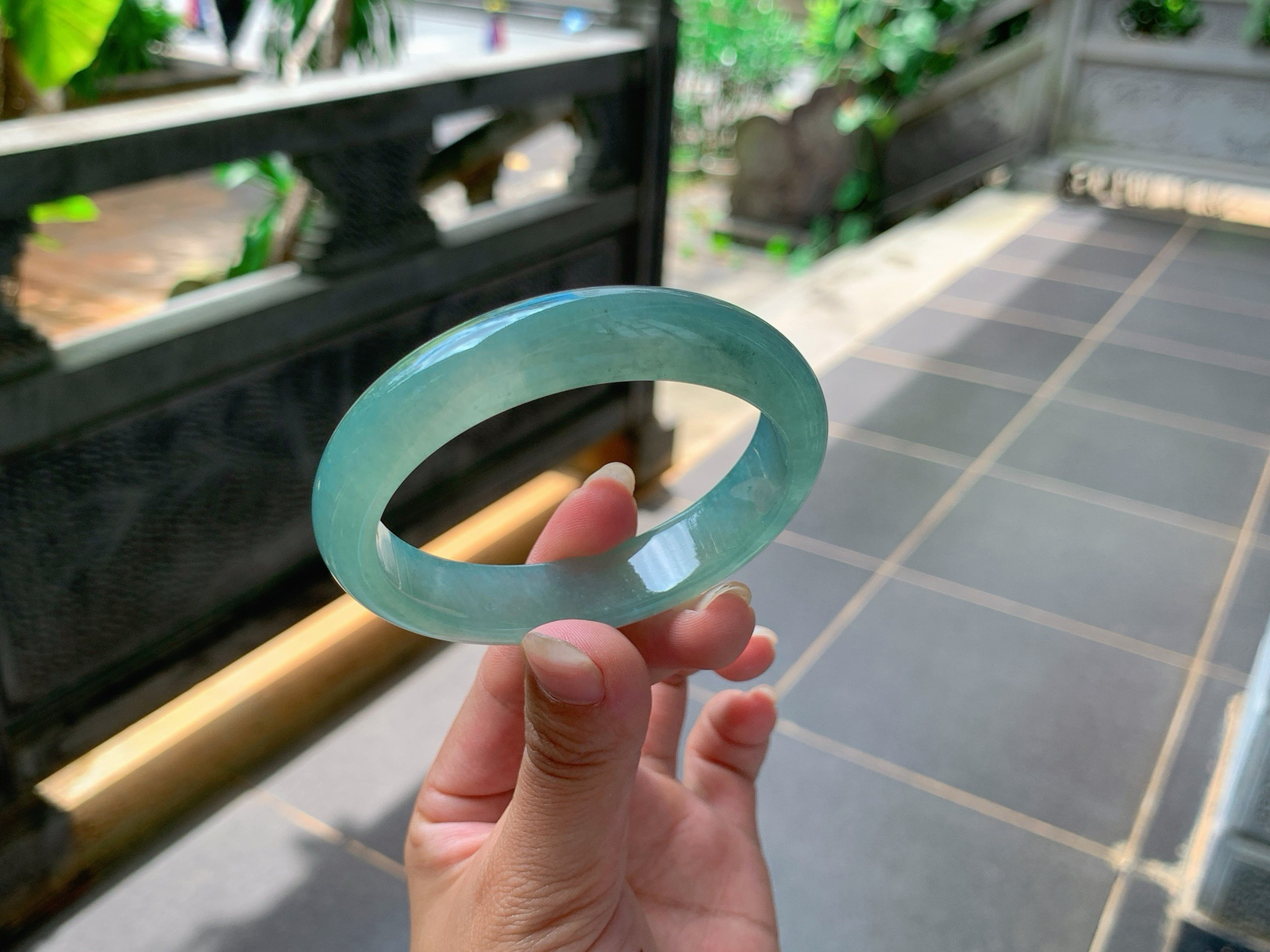 ｜55圈口
冰晴底贵妃手镯，水汪汪冰透透的，像深邃的湖水，透出一股浓郁的神秘感，
编号【06-29-09】