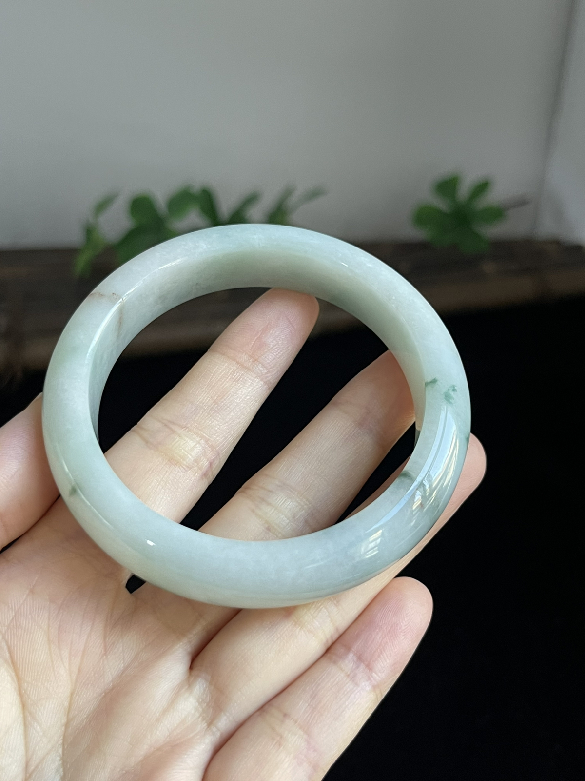 正圈55圈口，翡翠糯化种飘绿手镯