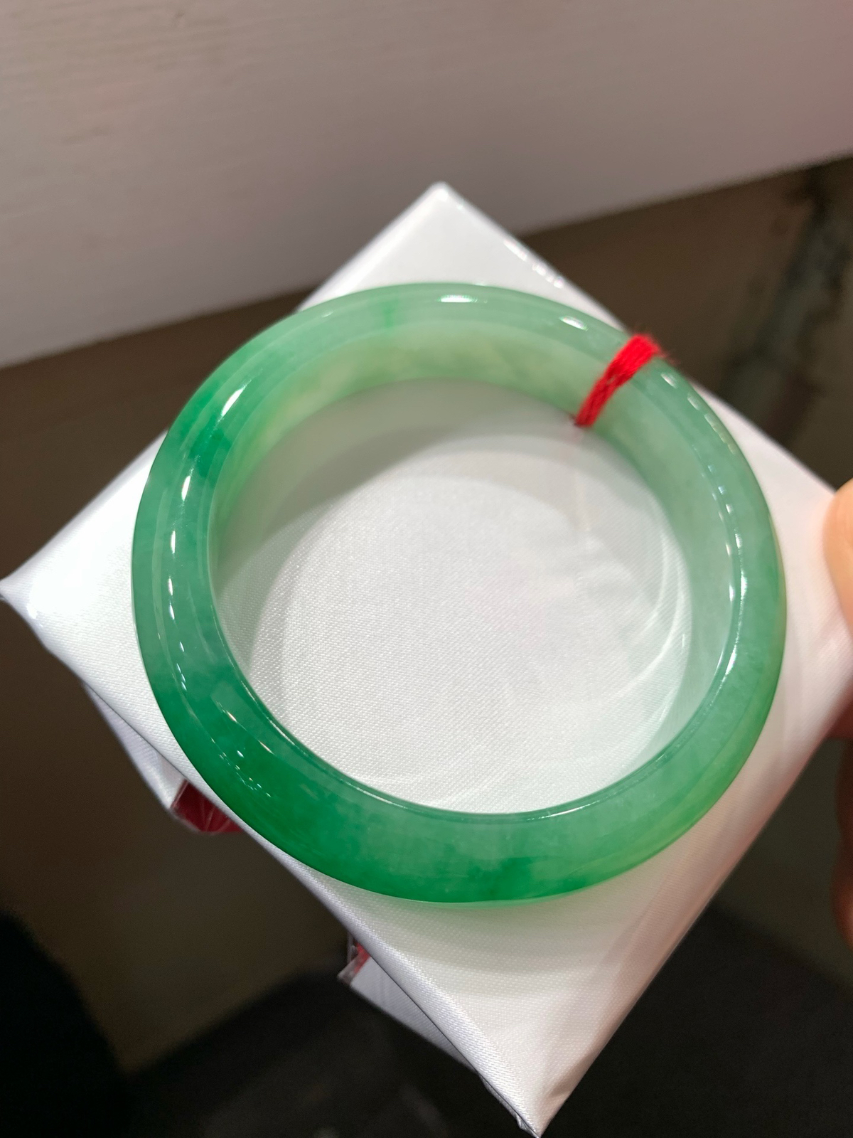 尺寸53.9/12.8/8.1，带色手镯
水润细腻 有种有色
TG-1348-2200