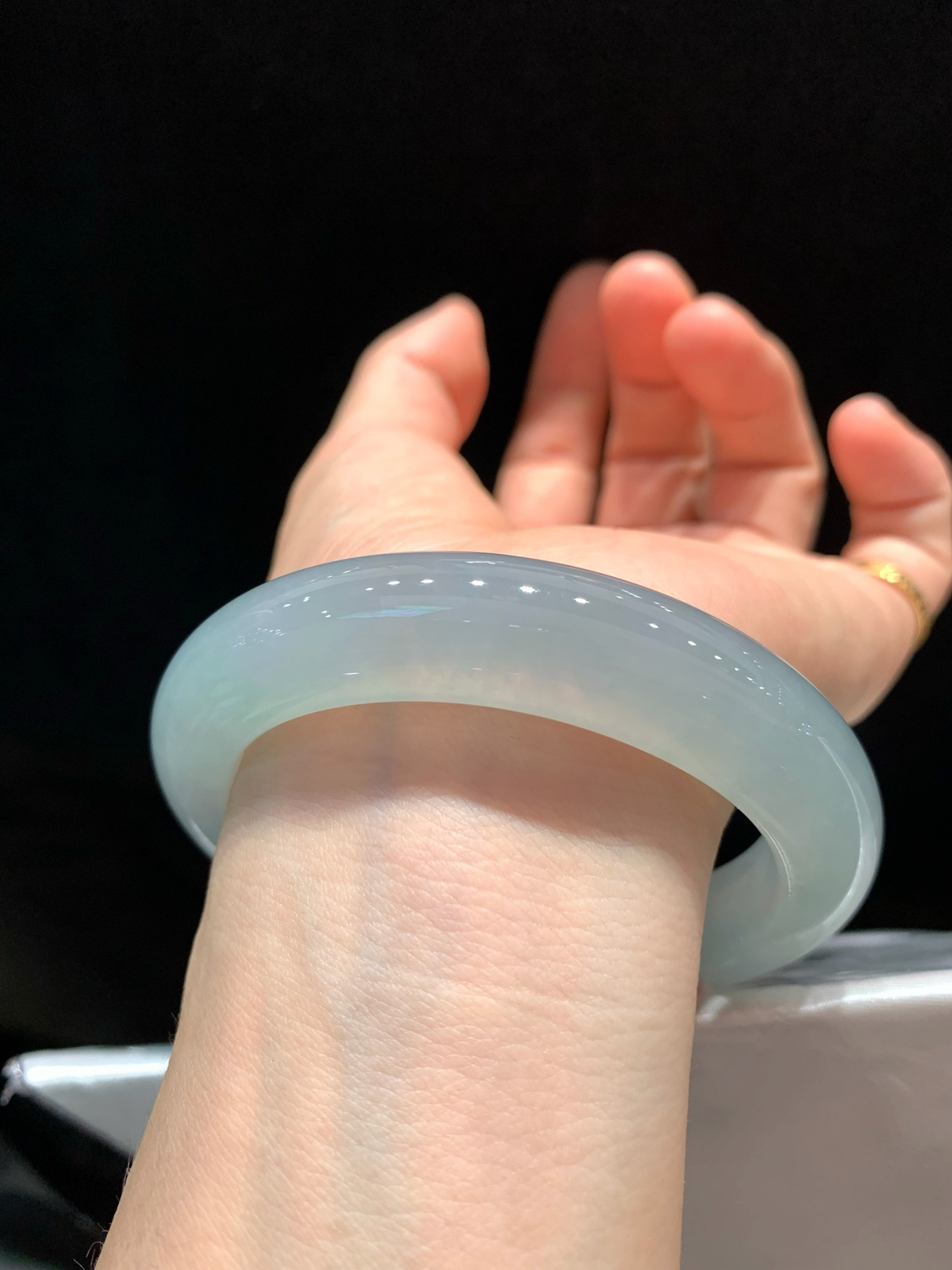 尺寸60.1/13.3/10.6，冰种手镯
水润细腻 一点棉线 
TG-411-1040