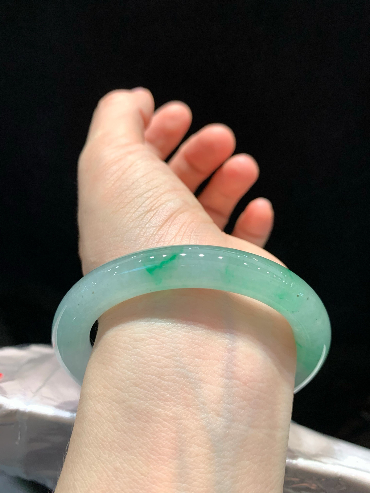 尺寸56.1/9.6/9.7，冰种飘色圆条手镯
种好水足
TG-1434-1000
