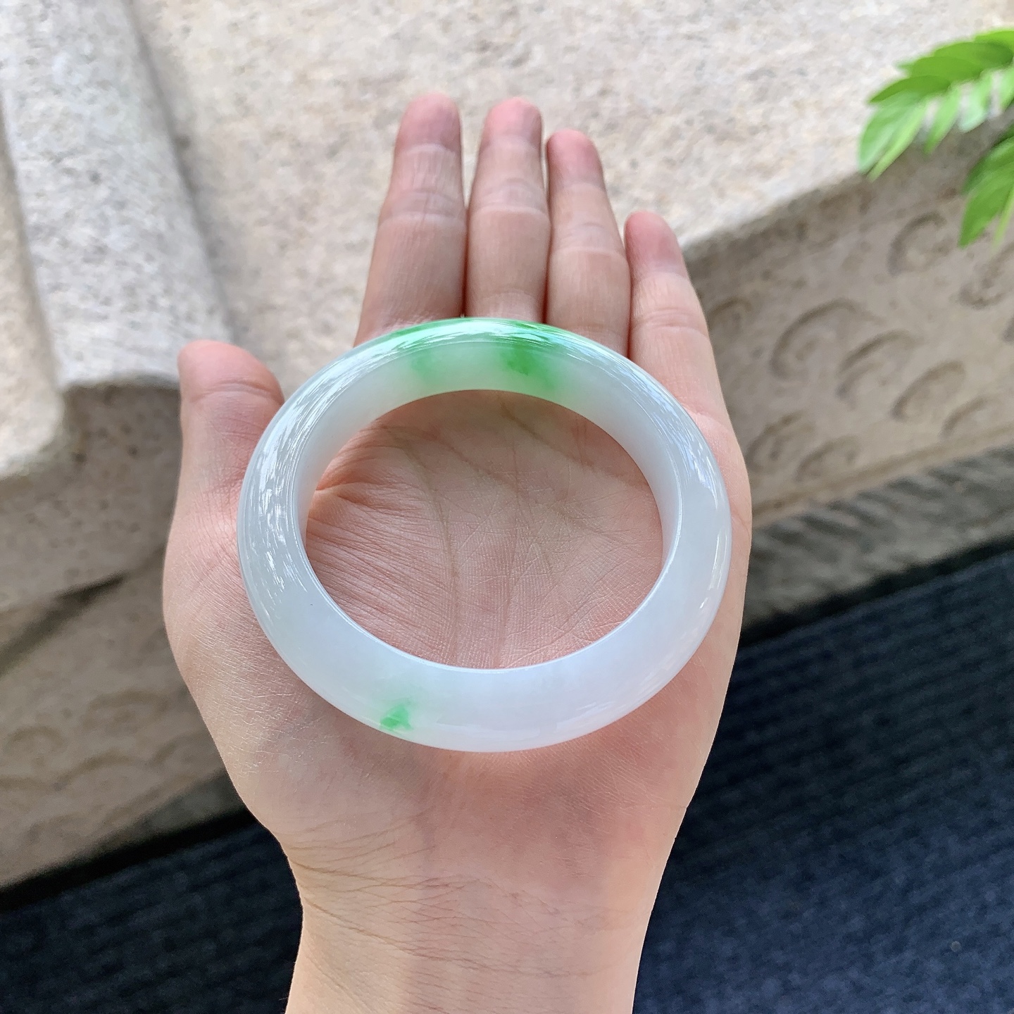 正圈52 53【圈口】53/11.2/9【编码】BA061670【描述】细糯飘阳绿，水润，种老，细腻