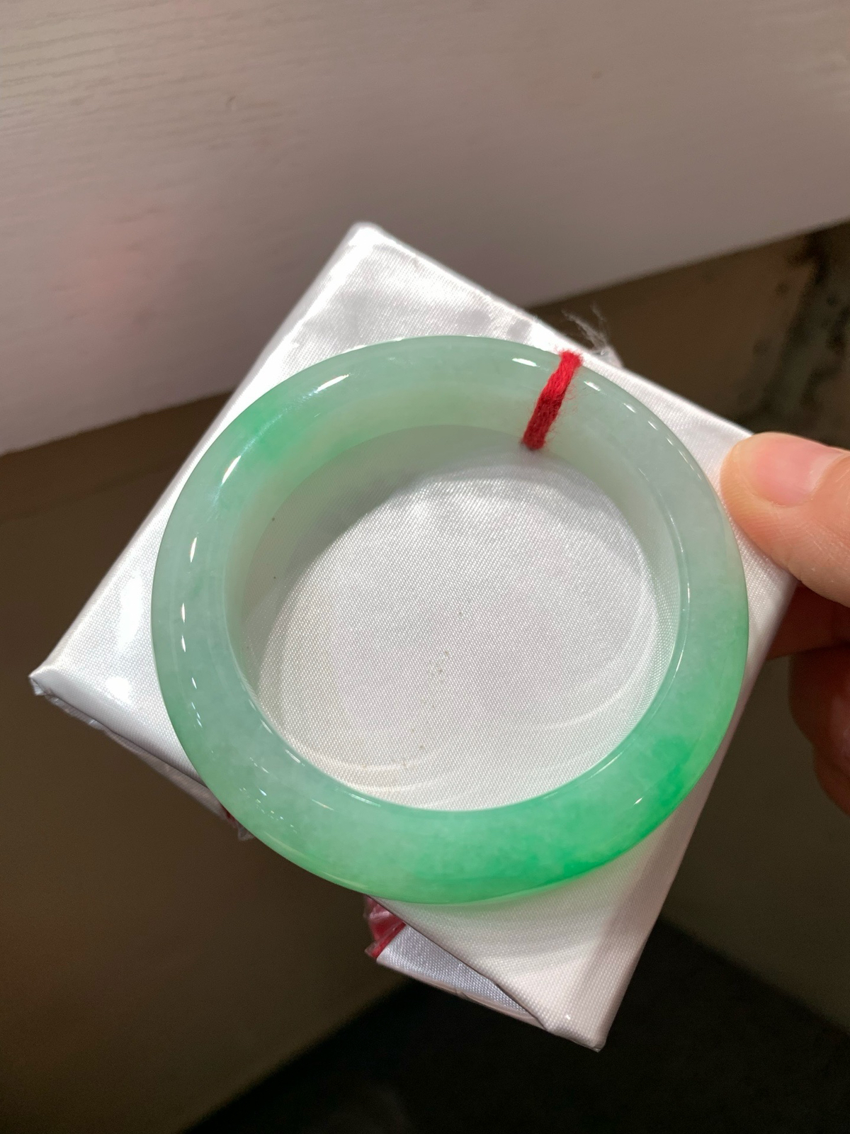 尺寸51.6/12.1/9.4，带色手镯
水润细腻 色好