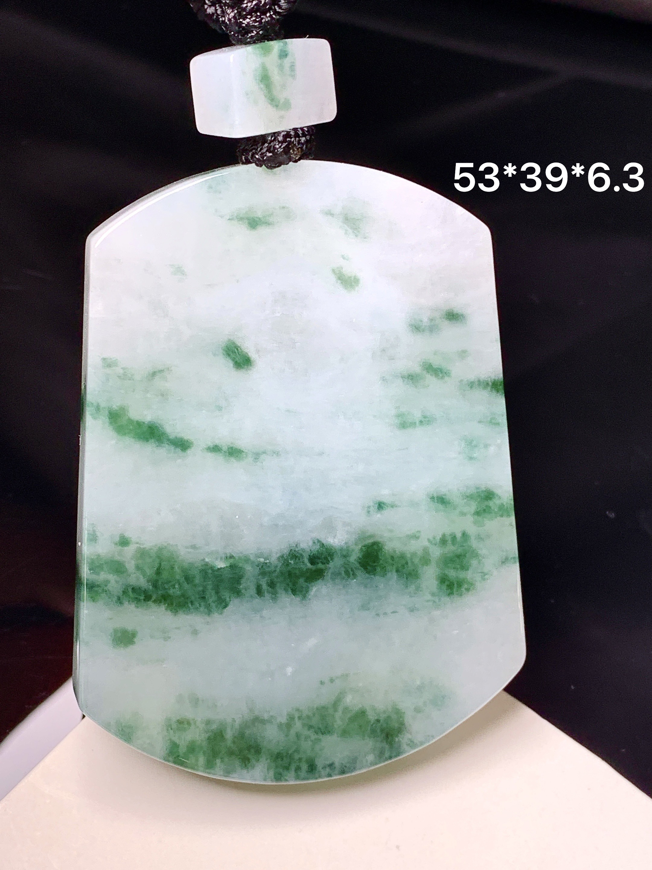 飘花无事牌吊坠 玉质细腻 色泽艳丽清新 整体尺寸53*39*6.3 w1