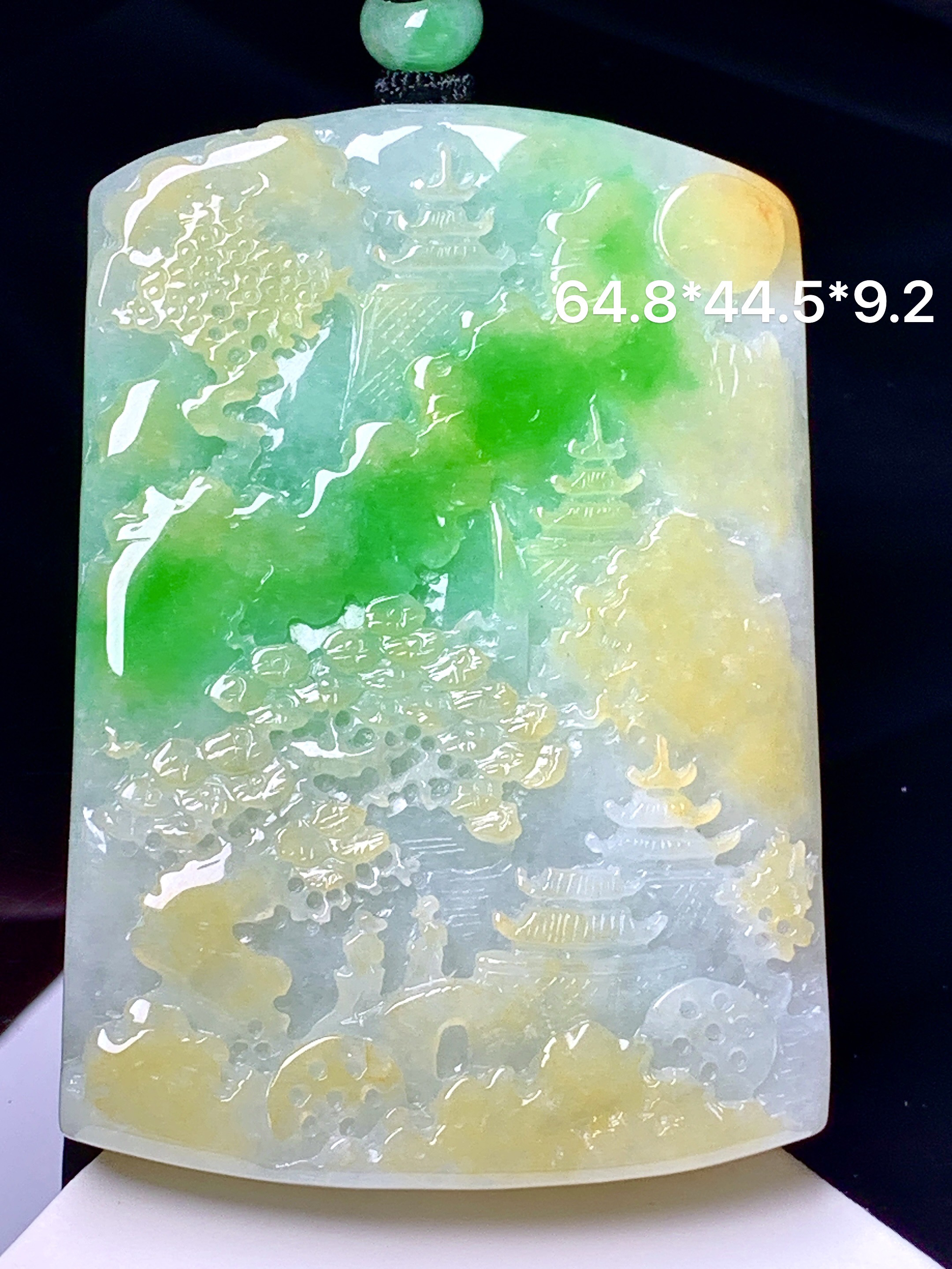 飘黄绿翡山水牌子吊坠 玉质细腻 色泽艳丽清新 整体尺寸64.8*44.5*9.2 w1