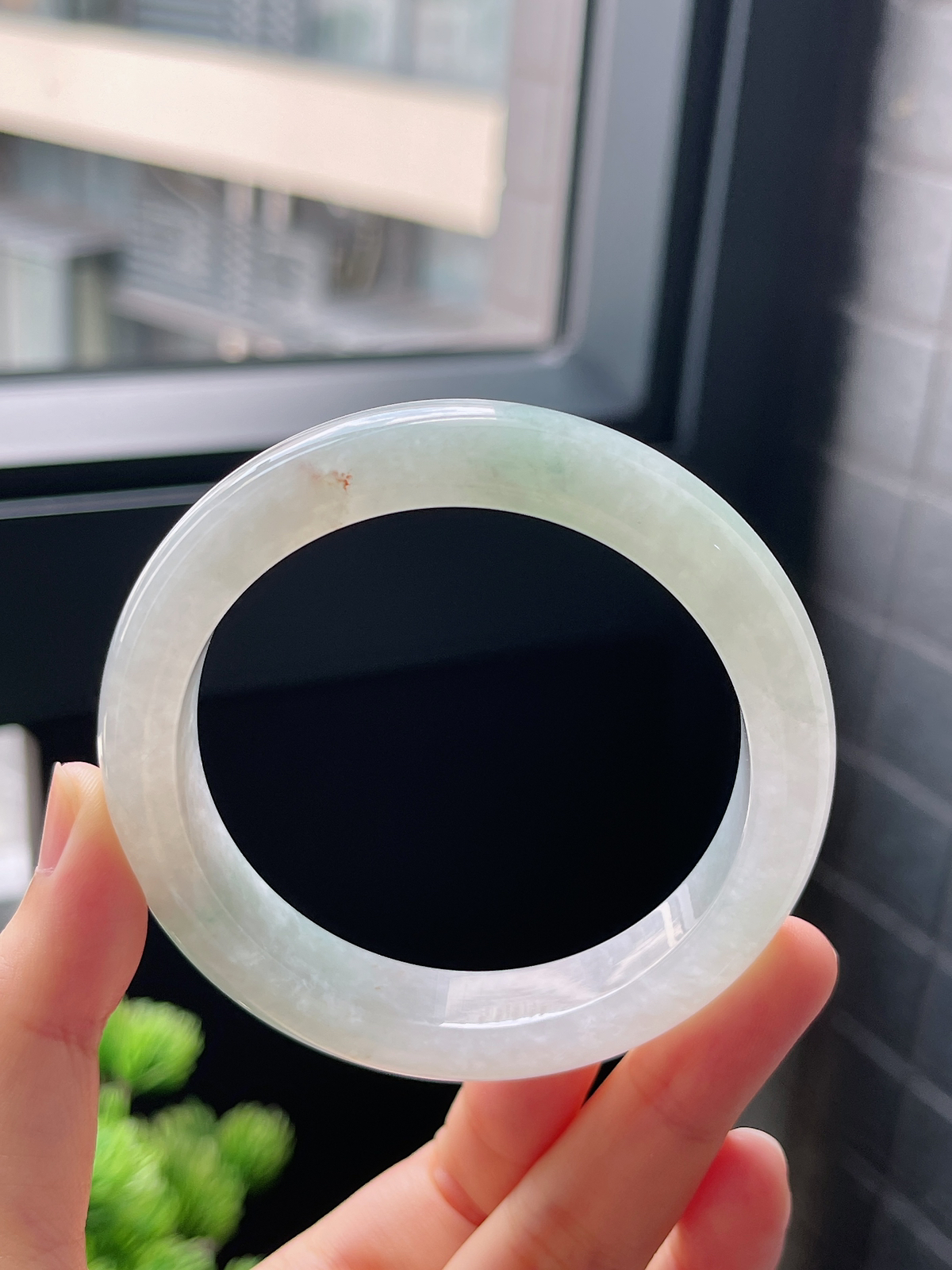 圈口56.8，冰糯种淡绿色翡翠正圈手镯