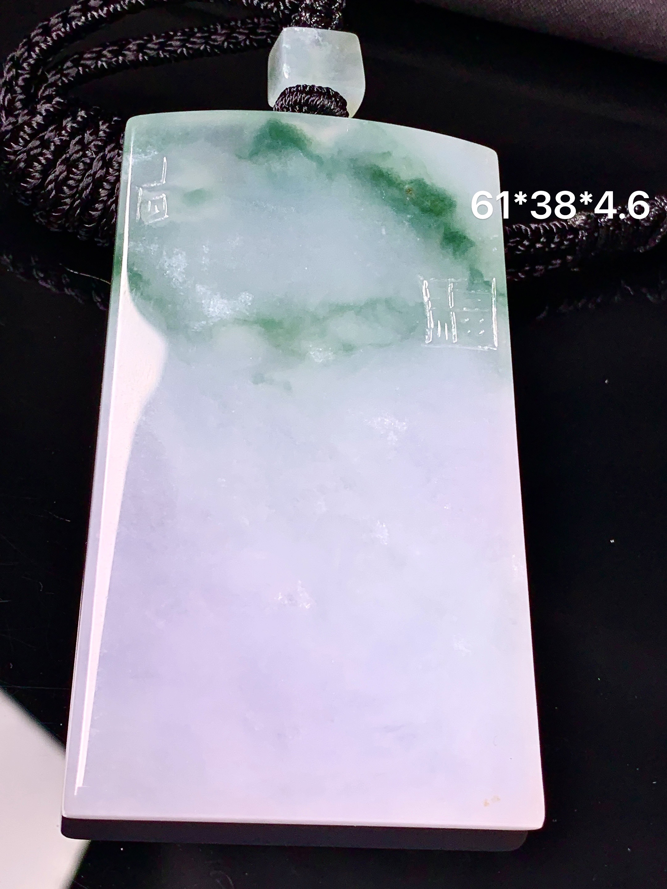 飘绿无事牌吊坠 玉质细腻 色泽艳丽清新 整体尺寸61*38*4.6 w1