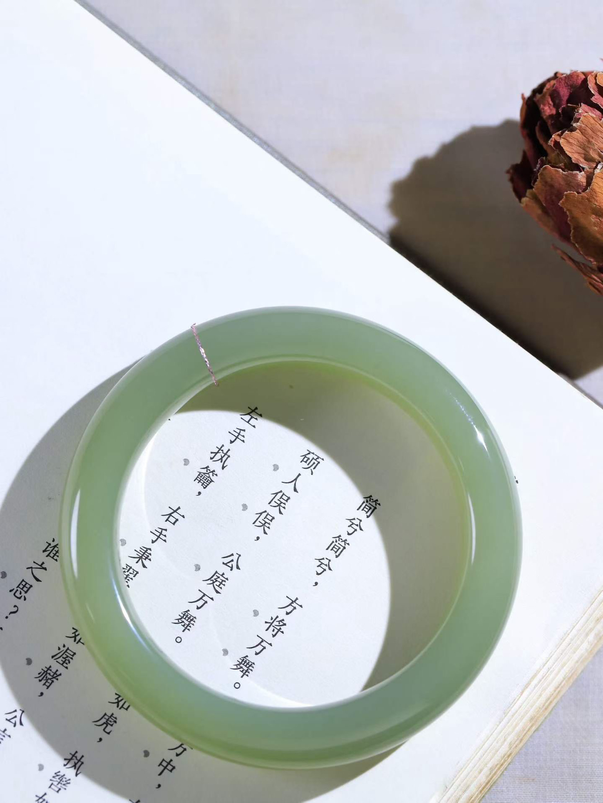 【暖玉生香·手镯】

精品和田玉晴水手镯，质地油润细腻，色泽高贵典雅，镯型古朴典雅。在诗情画意的雨巷相遇，你是我腕间的一抹风情，有你眸有深情，清风荡漾湖间静水，我愿俯身低眉，在烟波涟漪处，寻你深情倩影。内径55.5mm尺寸12.3-10.2mm重61.5克  69502558A