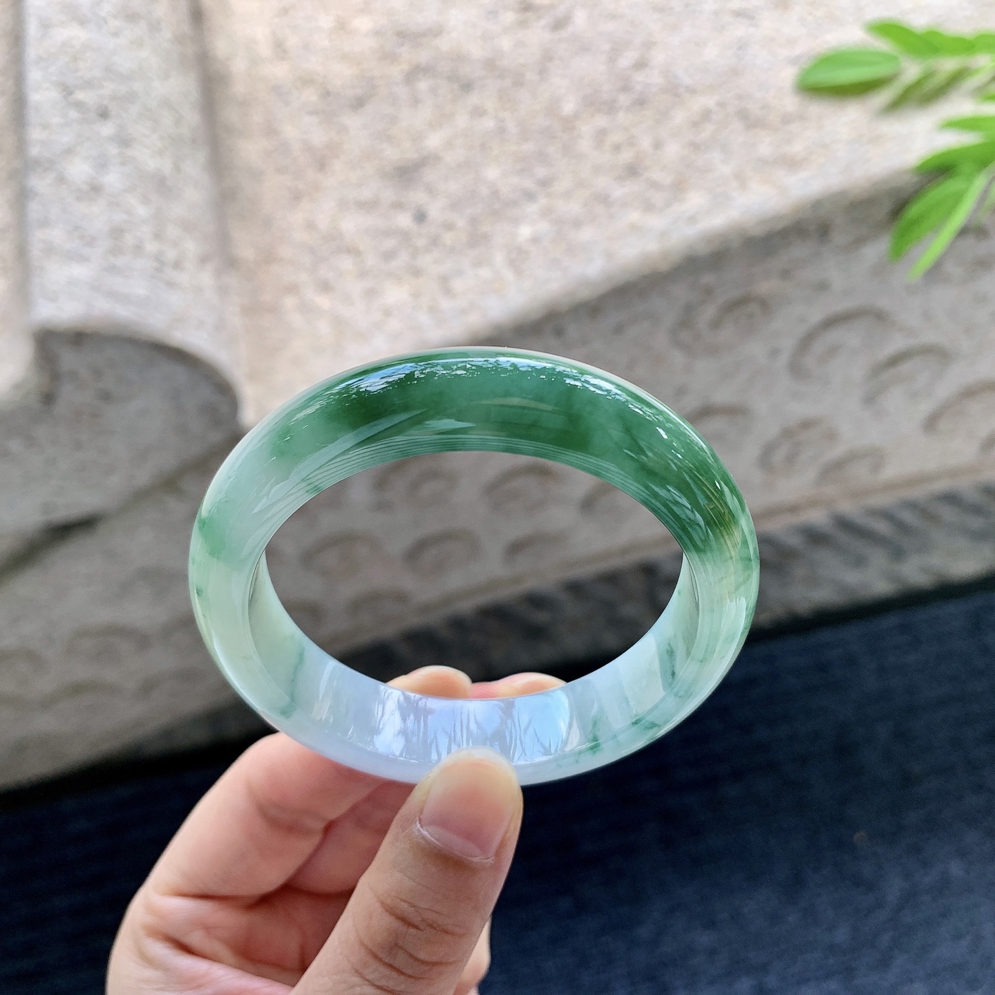 正圈 圈口52.9/12.8/7.8 编码Q7070115 细糯飘绿花，水润，种老，细腻，打灯有棉线