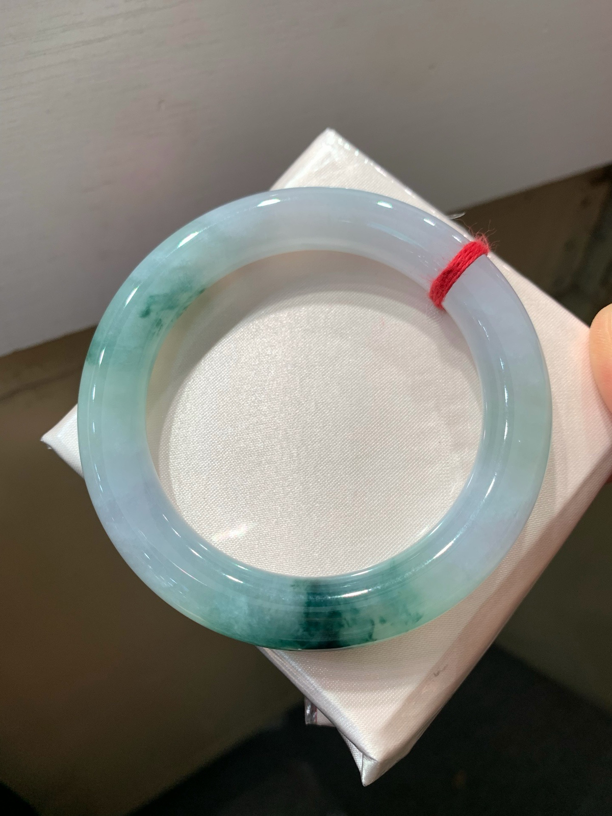 尺寸57.1/10.7  飘花圆条手镯
水润细腻 种老
