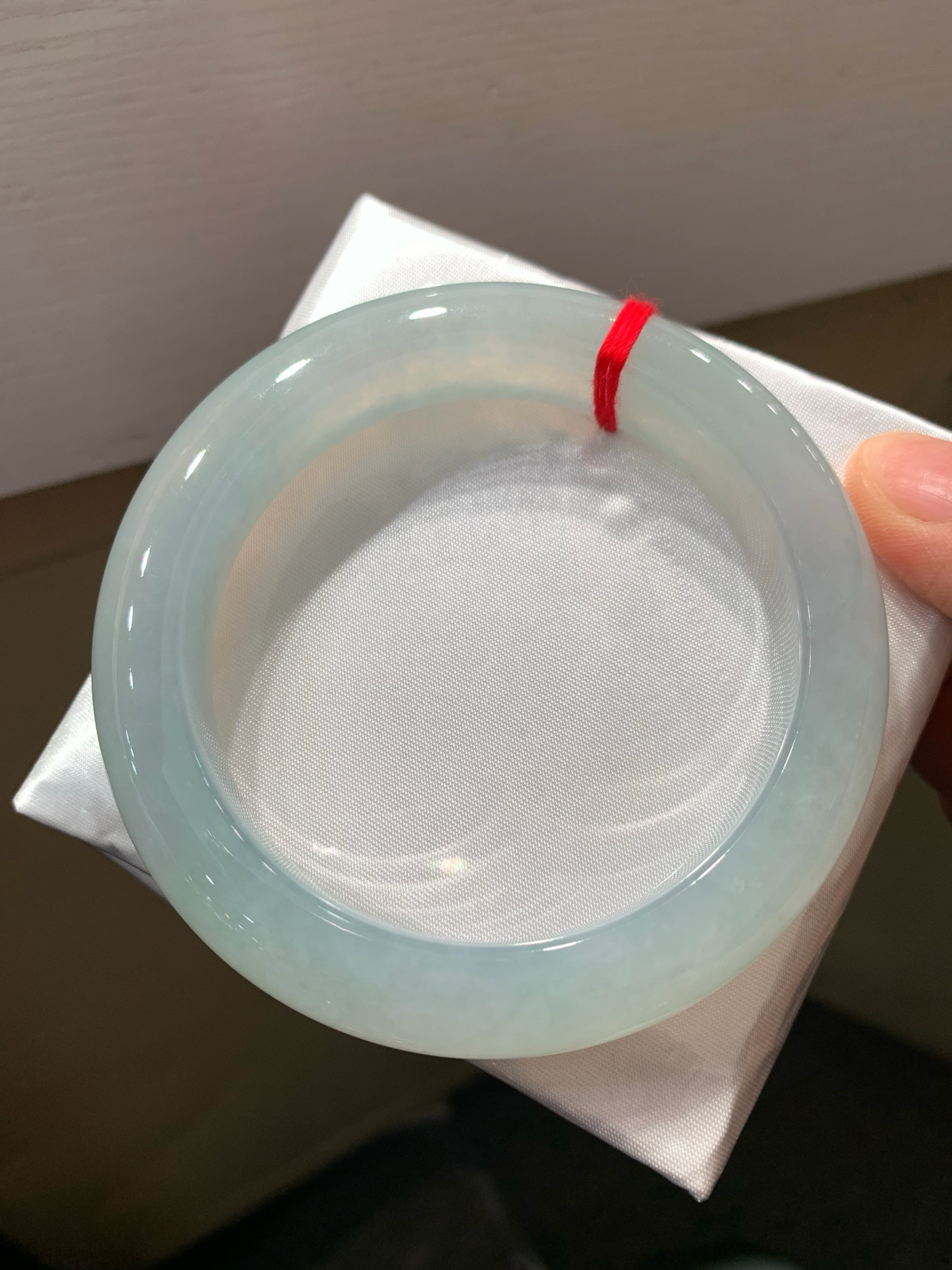 尺寸60.1/13.3/10.6，冰种手镯
水润细腻 一点棉线 
TG-411-1040