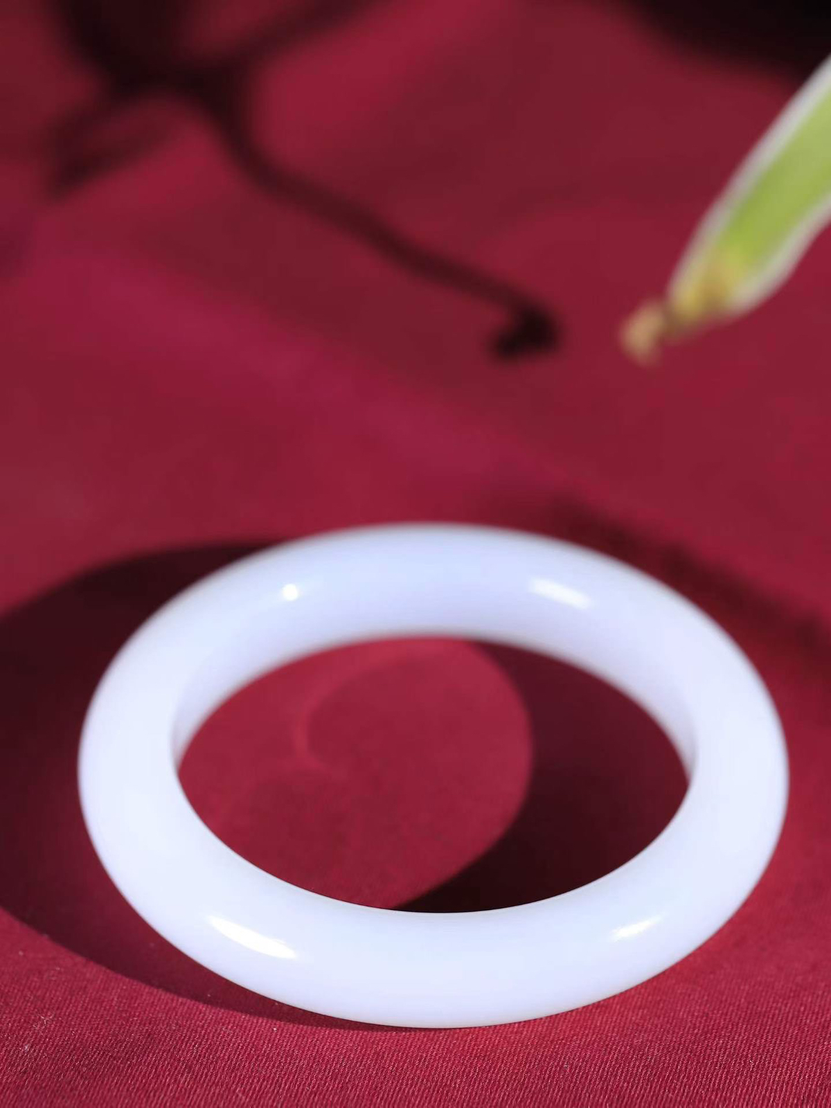 【柔情素语·手镯】

精品️和田玉白玉手镯，玉质细腻温润，手感舒适，️线条流畅，简约大气，美自天成，佩戴于腕间，婉约之美，举手投足间透出那份低调奢华，醉人心扉。重58.71克 内径圈口55.5mm  尺寸11.9-9.8mm   FDy-11603031
