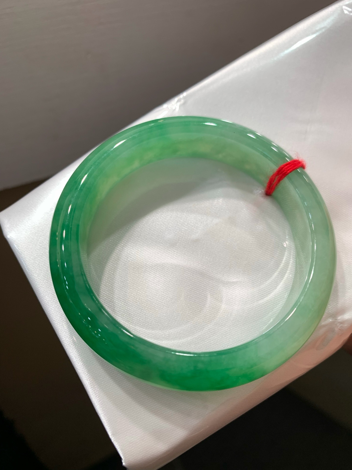 尺寸53.9/12.8/8.1，带色手镯
水润细腻 有种有色
TG-1348-2200