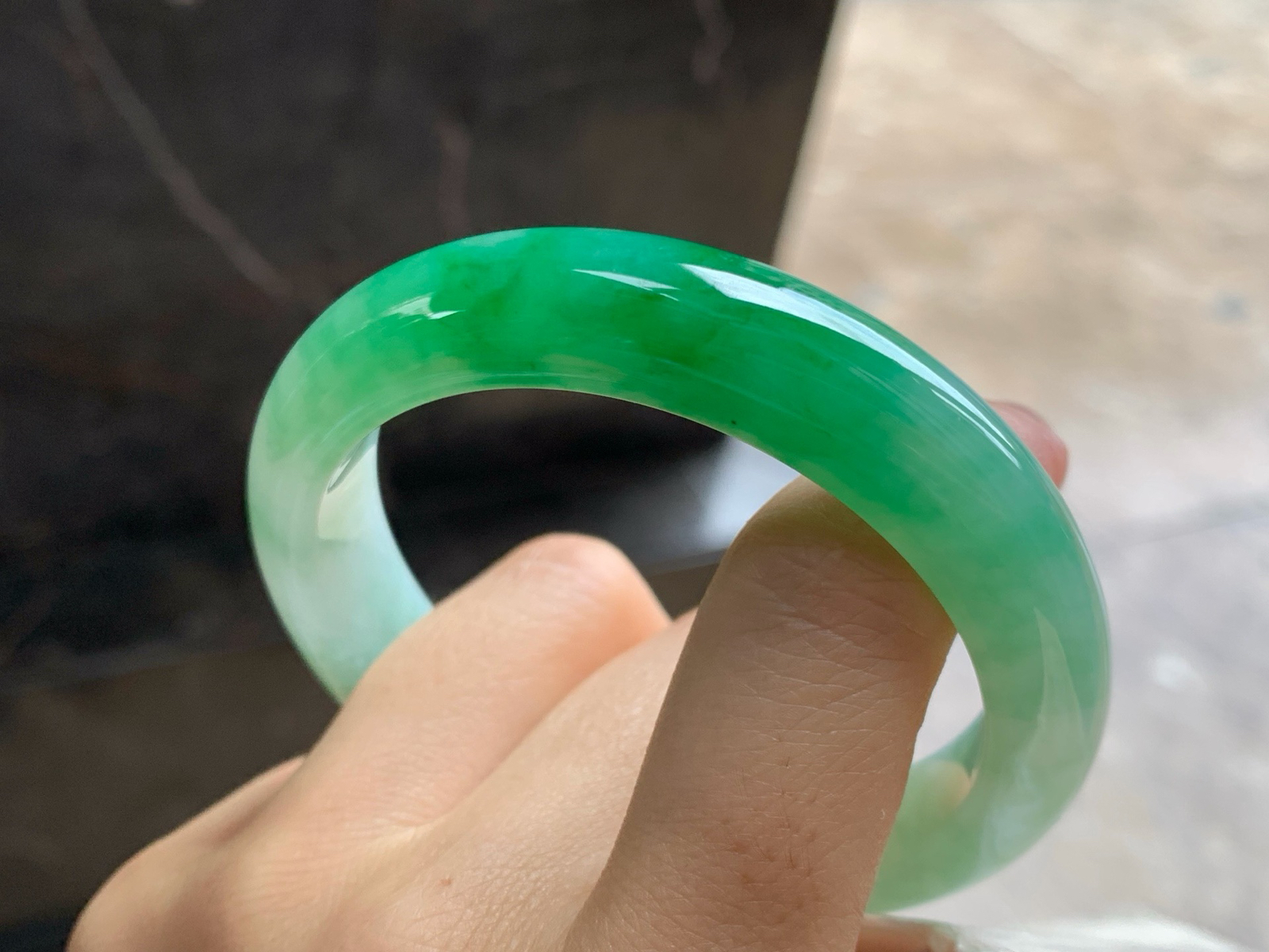 56-12.5-8.4
带色手镯^_^底子细腻 绿色浓郁大气