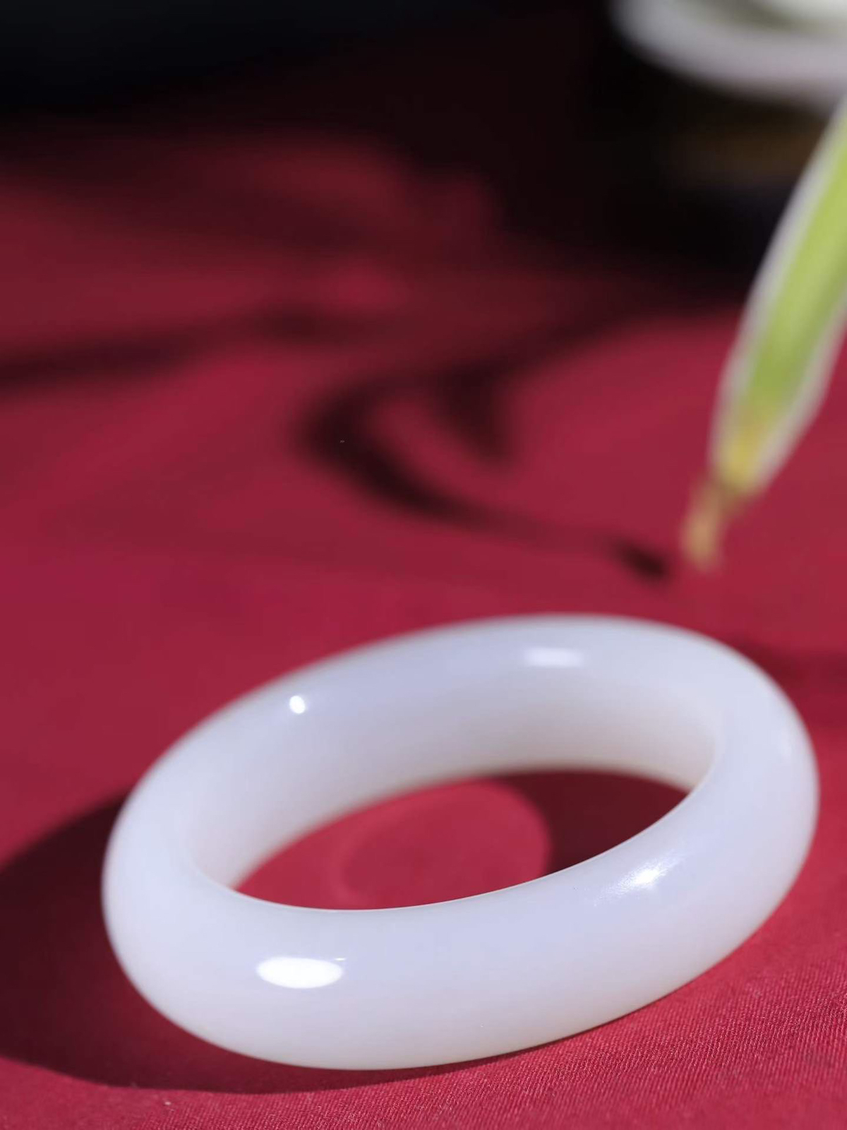 （温柔雅致.手镯）

精品️和田玉白玉手镯。镯型饱满，温润细腻，脂润沁香。️执一卷书，沏一盏茶，着一袭裙，戴一只镯。淡淡浅笺，素心若兰，静赏玉中诗画。悠悠岁月，芊手轻摘，盛满诗样芳华。重91.93克   内径56.5mm 尺寸17-10.2mm    FDy-99603096