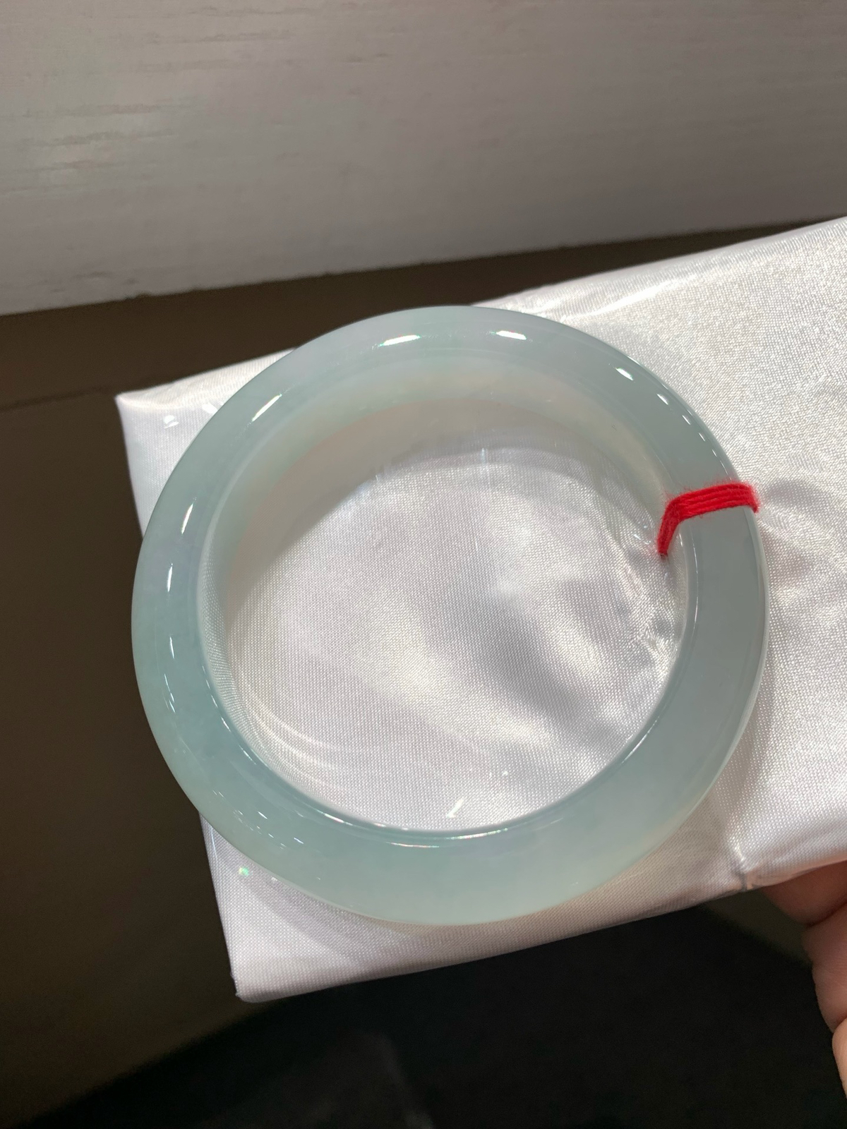 尺寸60.1/13.3/10.6，冰种手镯
水润细腻 一点棉线 
TG-411-1040