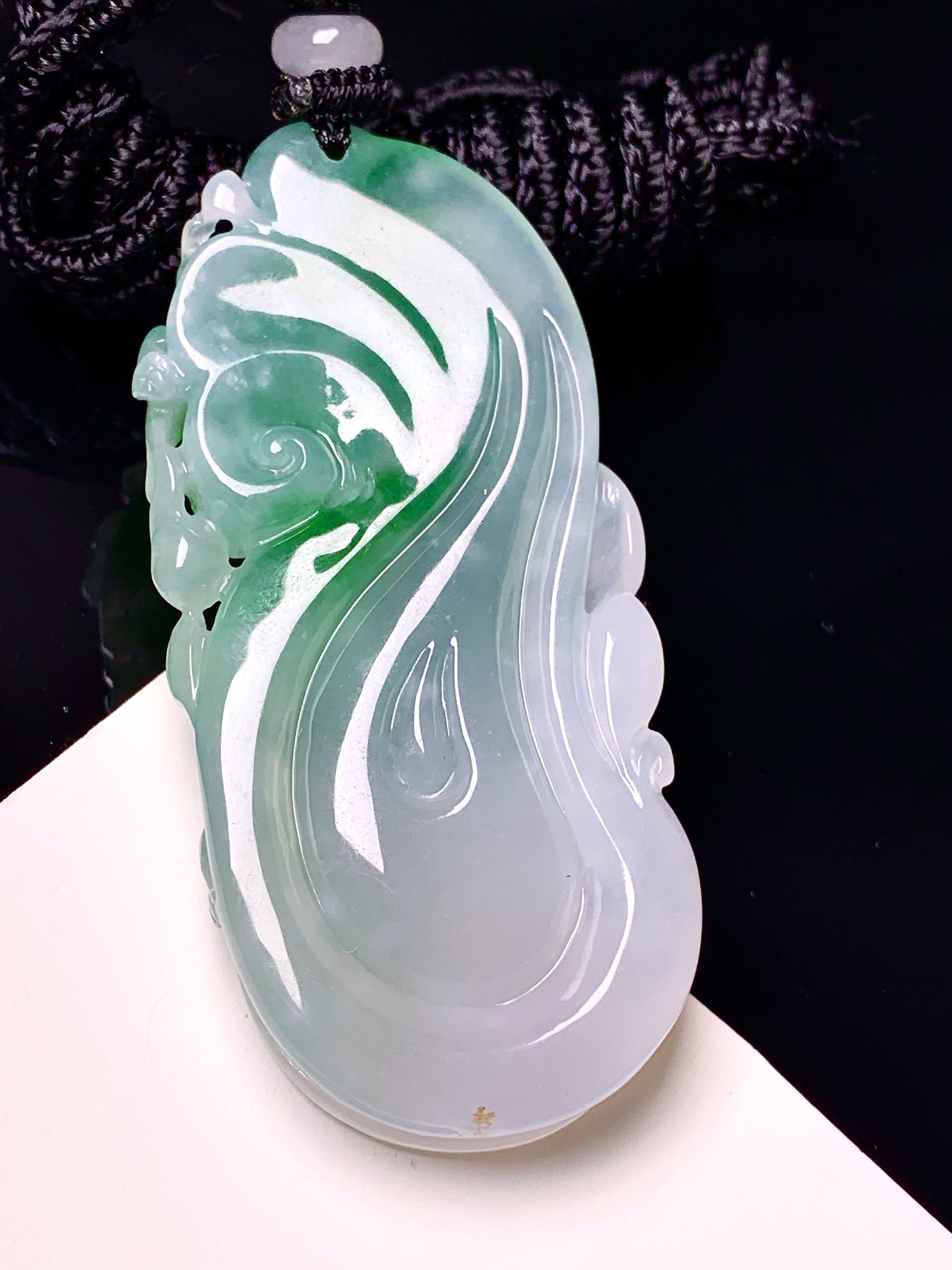 飘绿如意吊坠 玉质细腻 色泽艳丽清新 整体尺寸58.2*25.8*7.6 w1