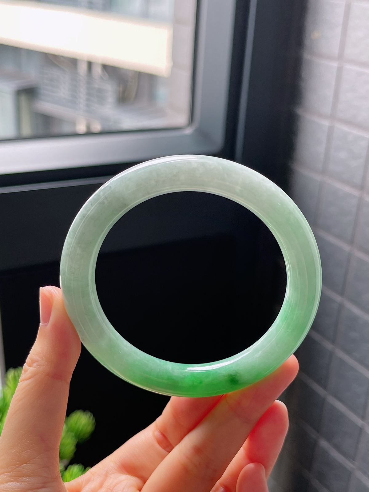 圈口56.8，糯化种飘花翡翠圆条手镯