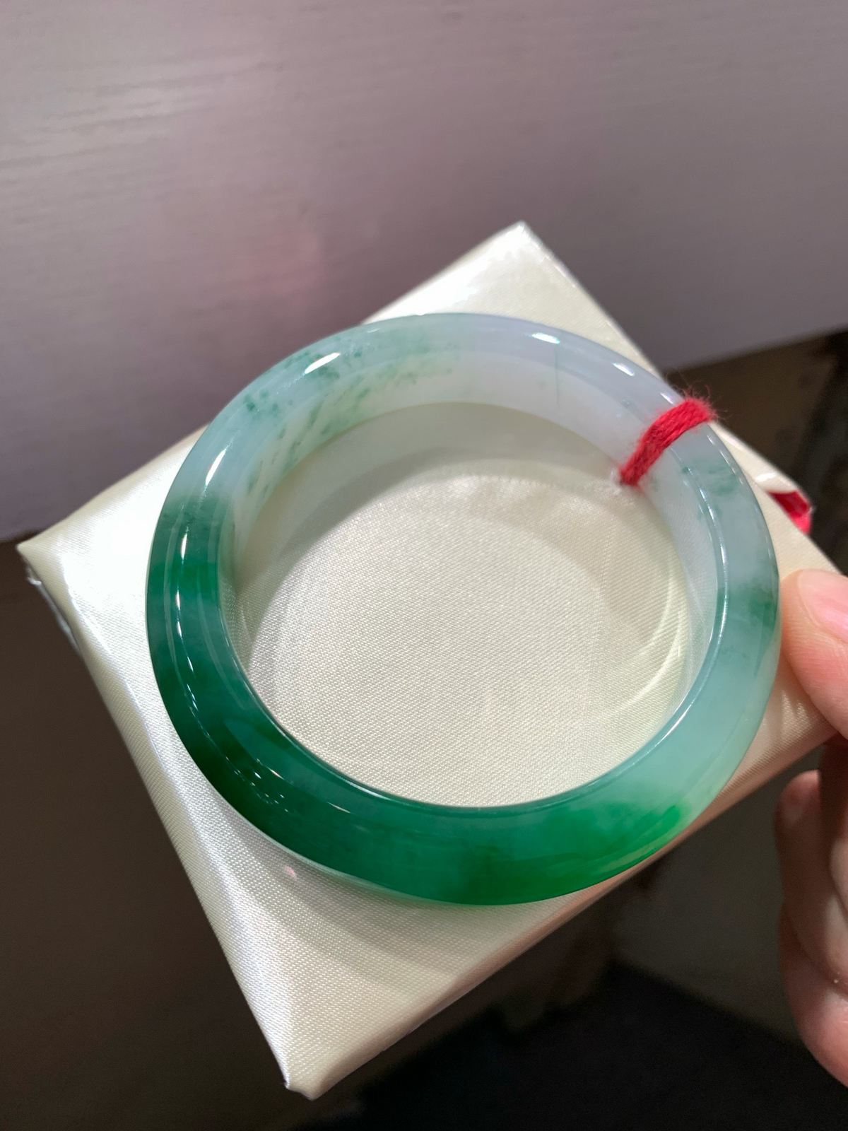尺寸55.6/12.5/9.0，辣绿手镯
颜色漂亮细腻
TG-1444-1520