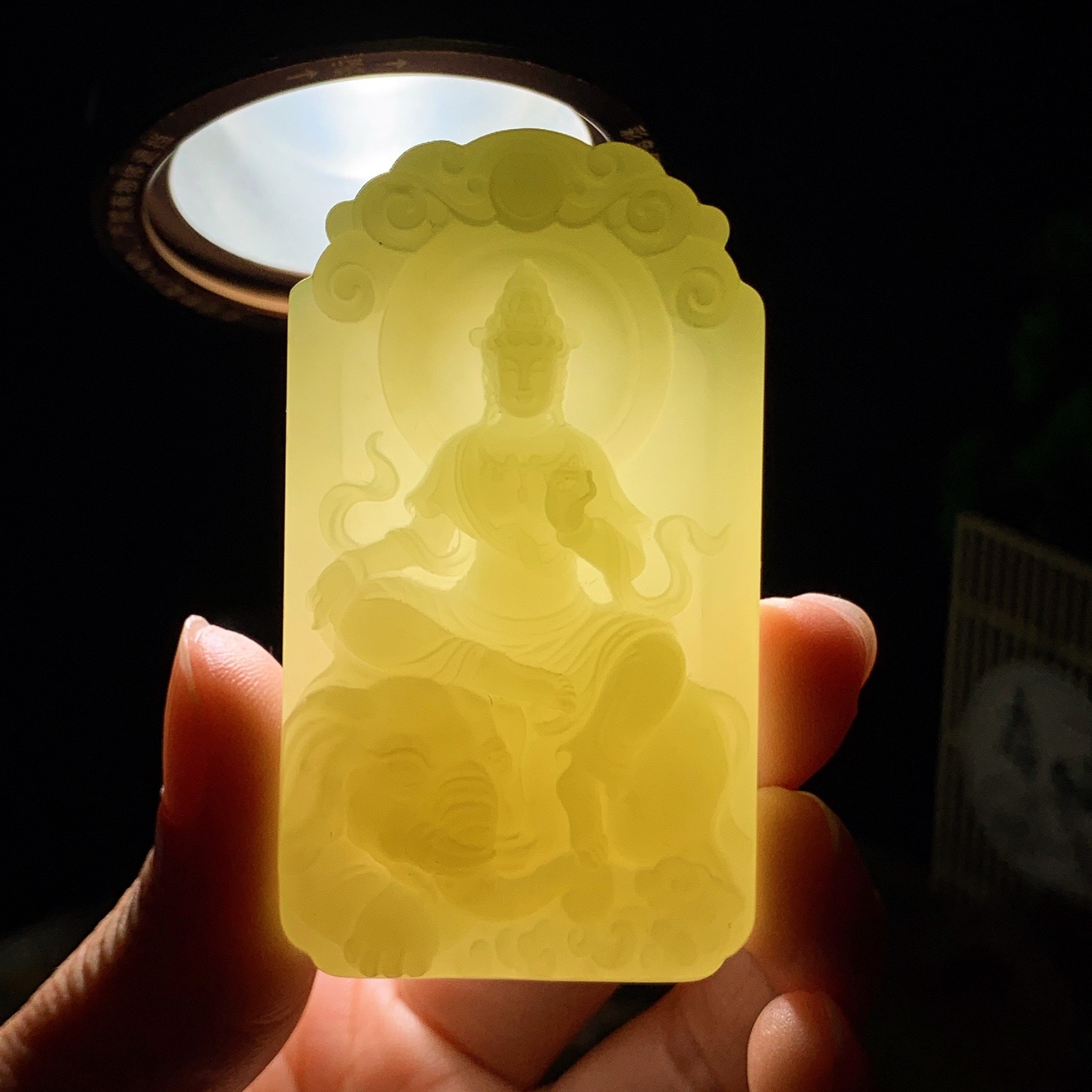 新疆和田玉黄口料 普贤菩萨牌子挂件 尺寸66/37/14重67克。玉质细腻油润。手推出油。佩戴高端典雅。lt260630