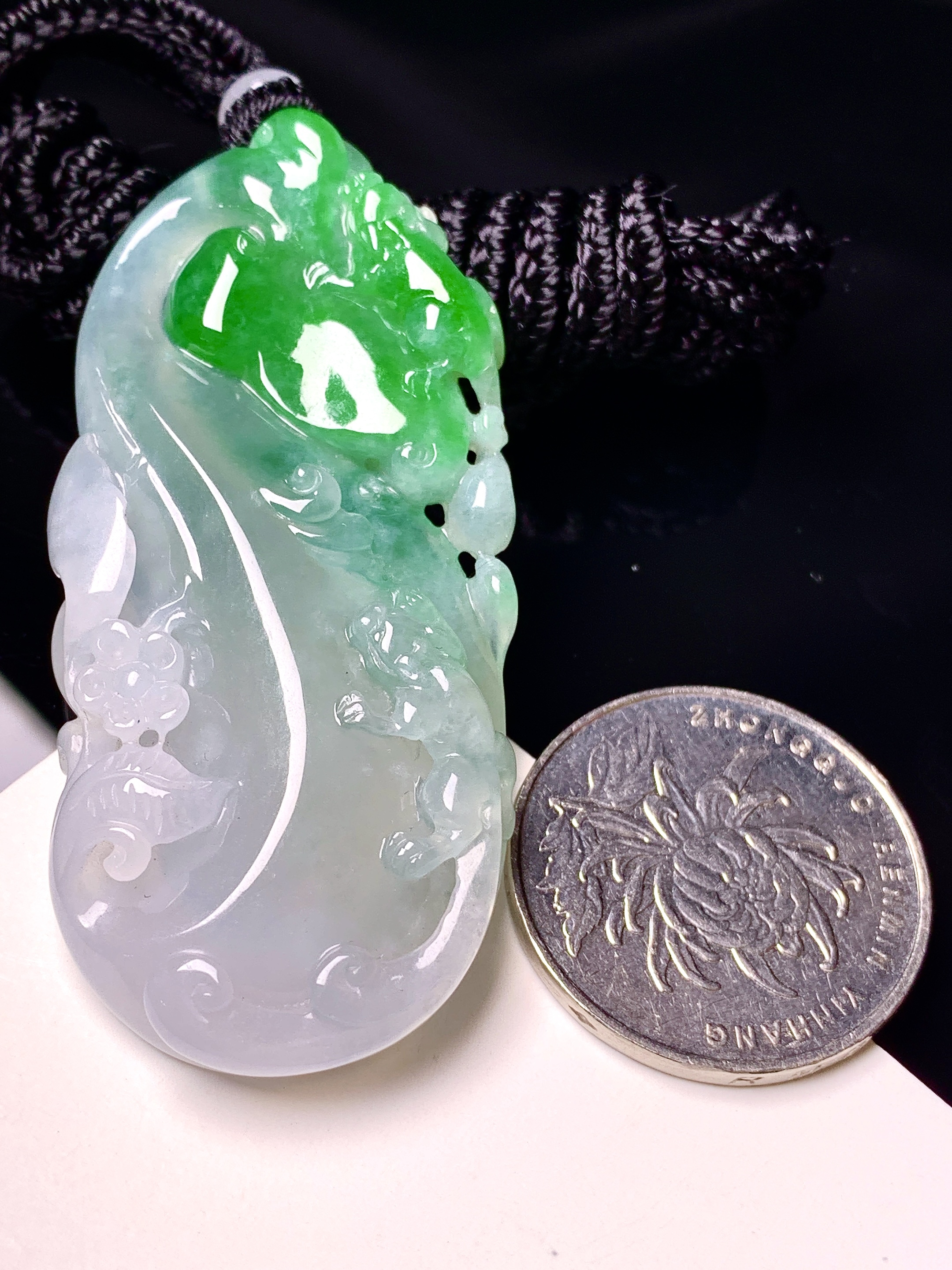 飘绿如意吊坠 玉质细腻 色泽艳丽清新 整体尺寸58.2*25.8*7.6 w1