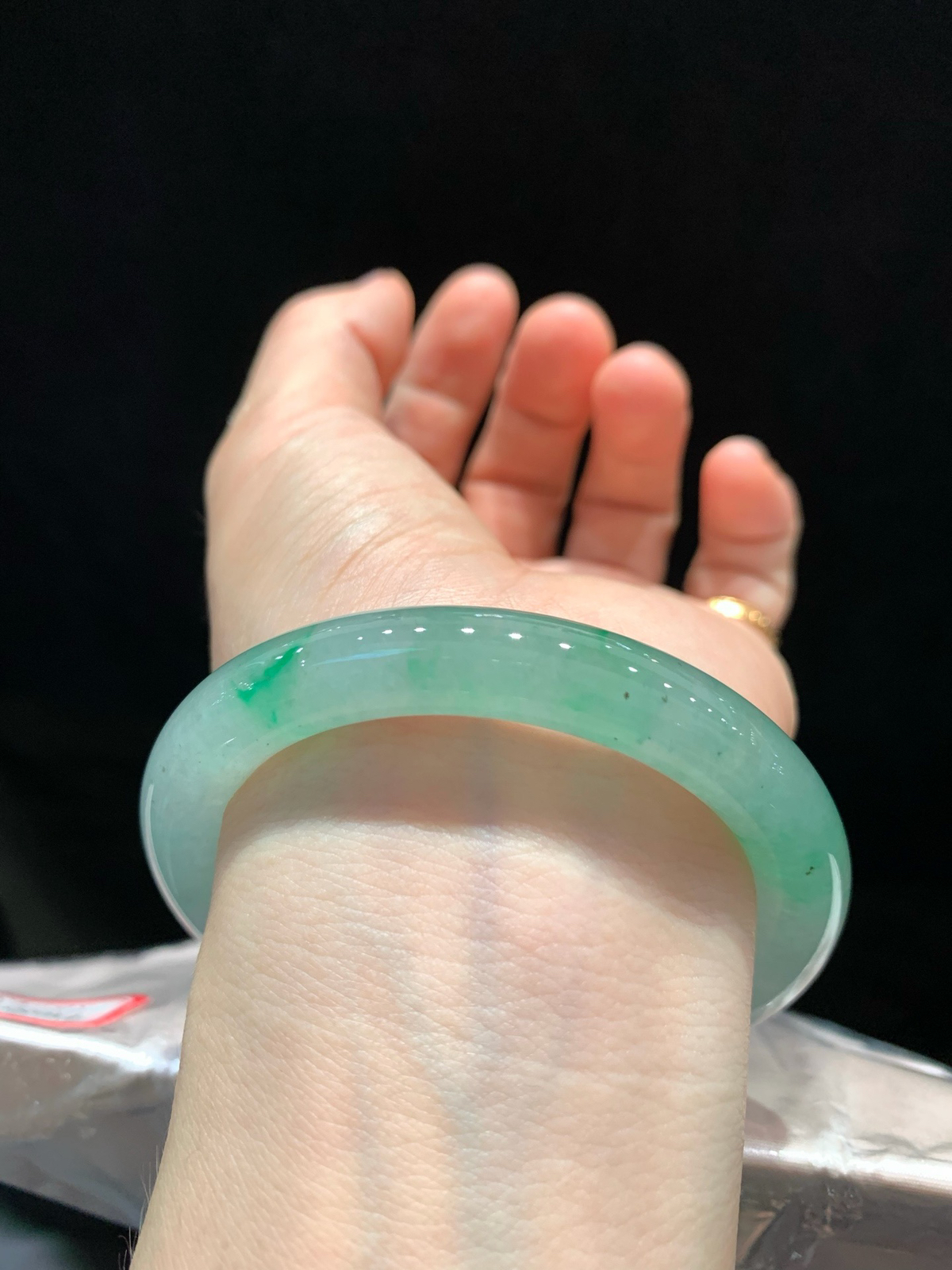 尺寸56.1/9.6/9.7，冰种飘色圆条手镯
种好水足
TG-1434-1000