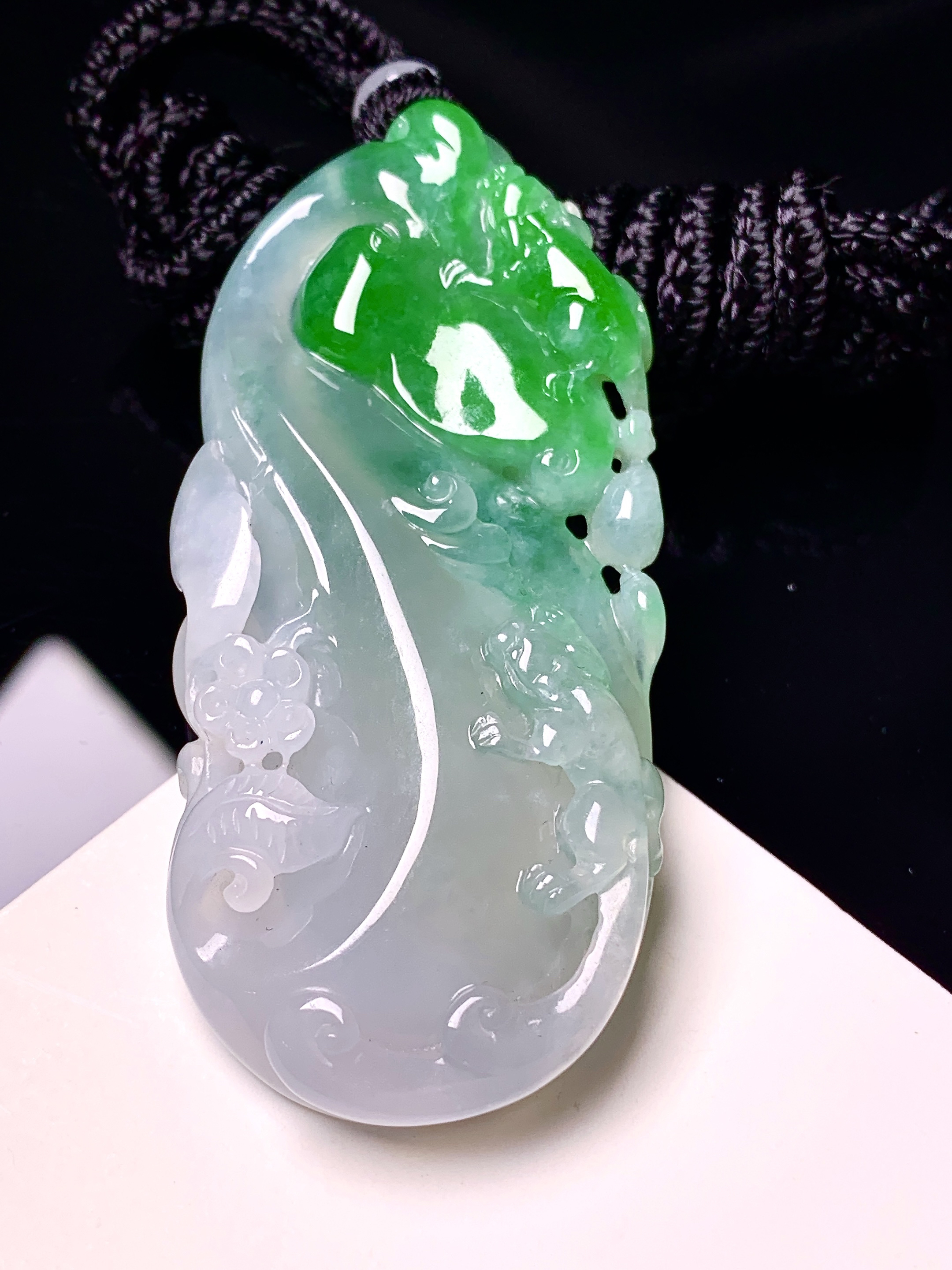 飘绿如意吊坠 玉质细腻 色泽艳丽清新 整体尺寸58.2*25.8*7.6 w1