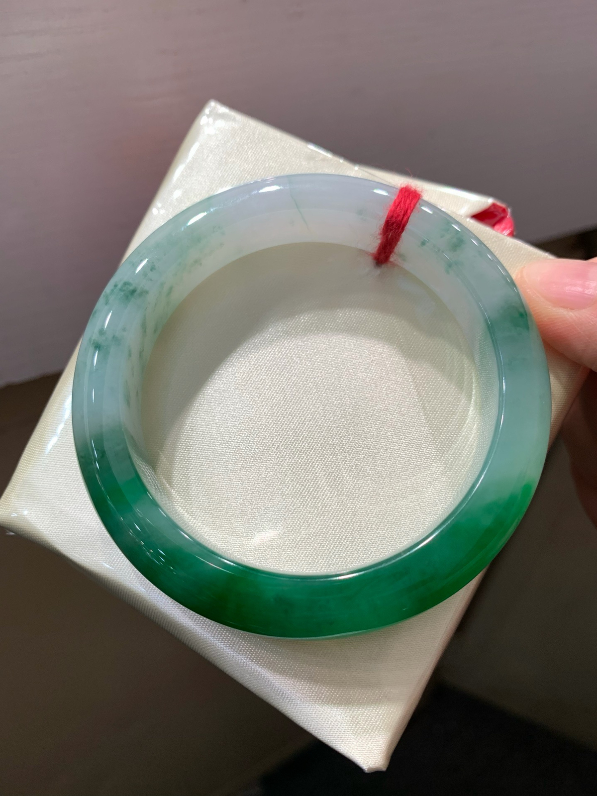 尺寸55.6/12.5/9.0，辣绿手镯
颜色漂亮细腻
TG-1444-1520