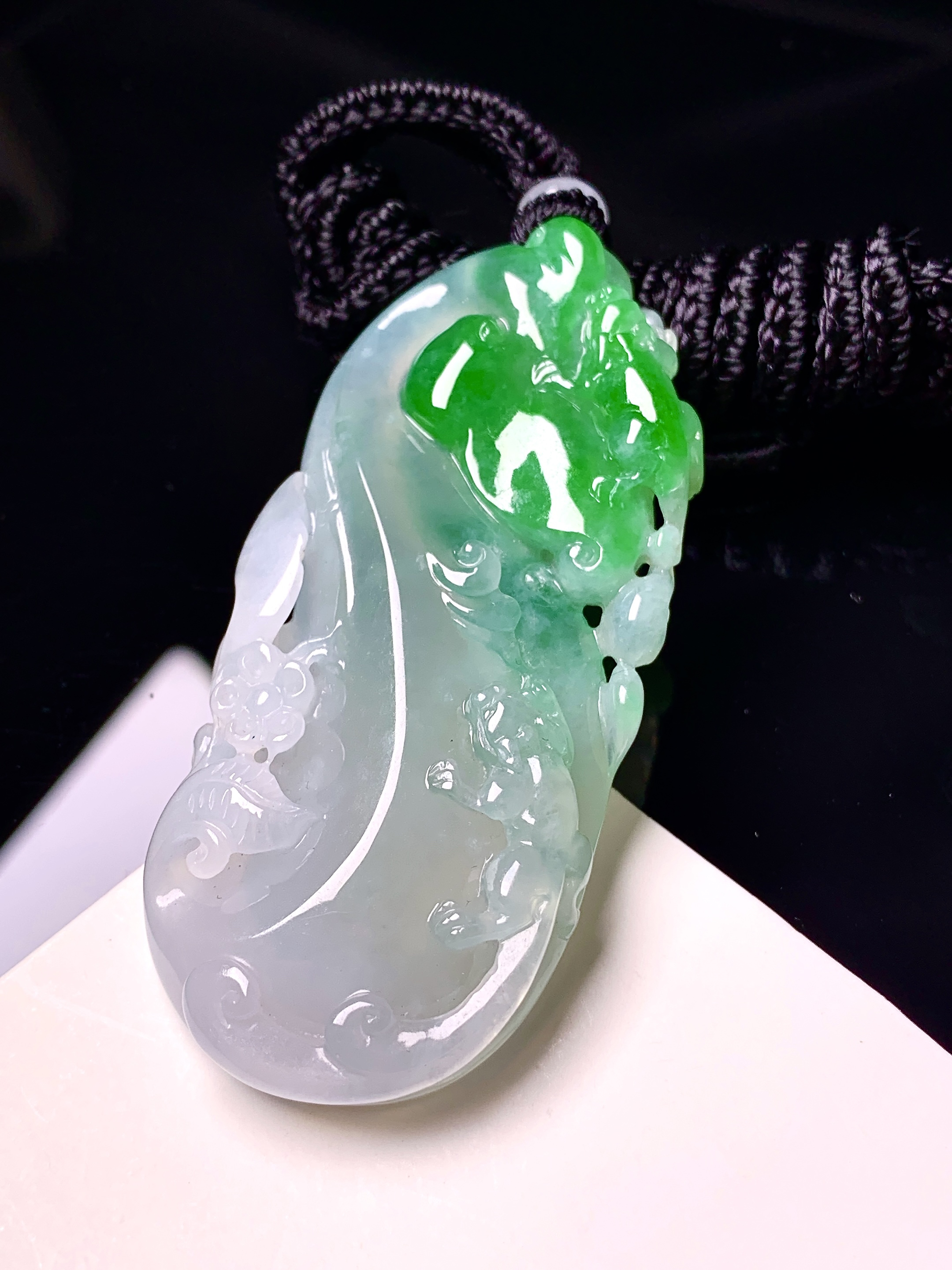 飘绿如意吊坠 玉质细腻 色泽艳丽清新 整体尺寸58.2*25.8*7.6 w1