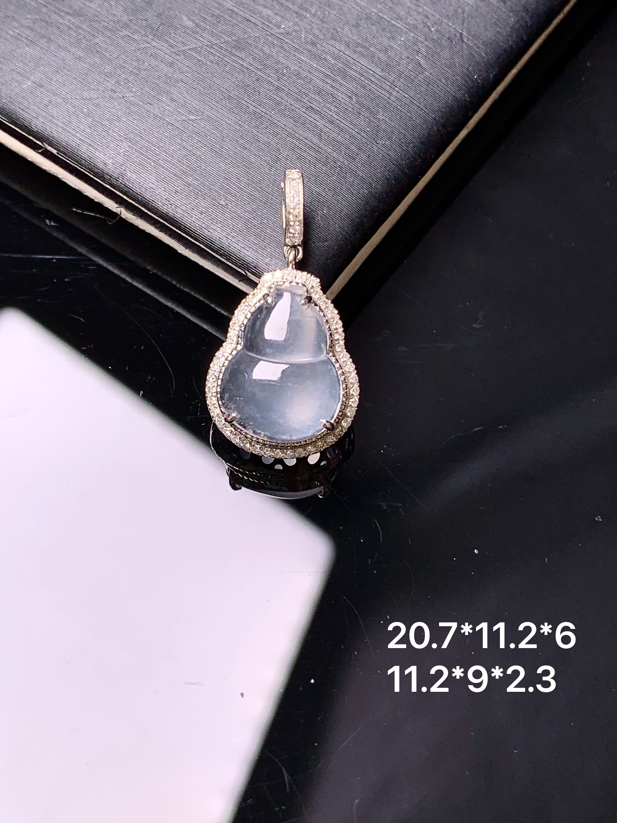 18k金钻镶嵌冰种葫芦吊坠 玉质细腻 色泽艳丽清新 整体尺寸20.7*11.2*6 c2