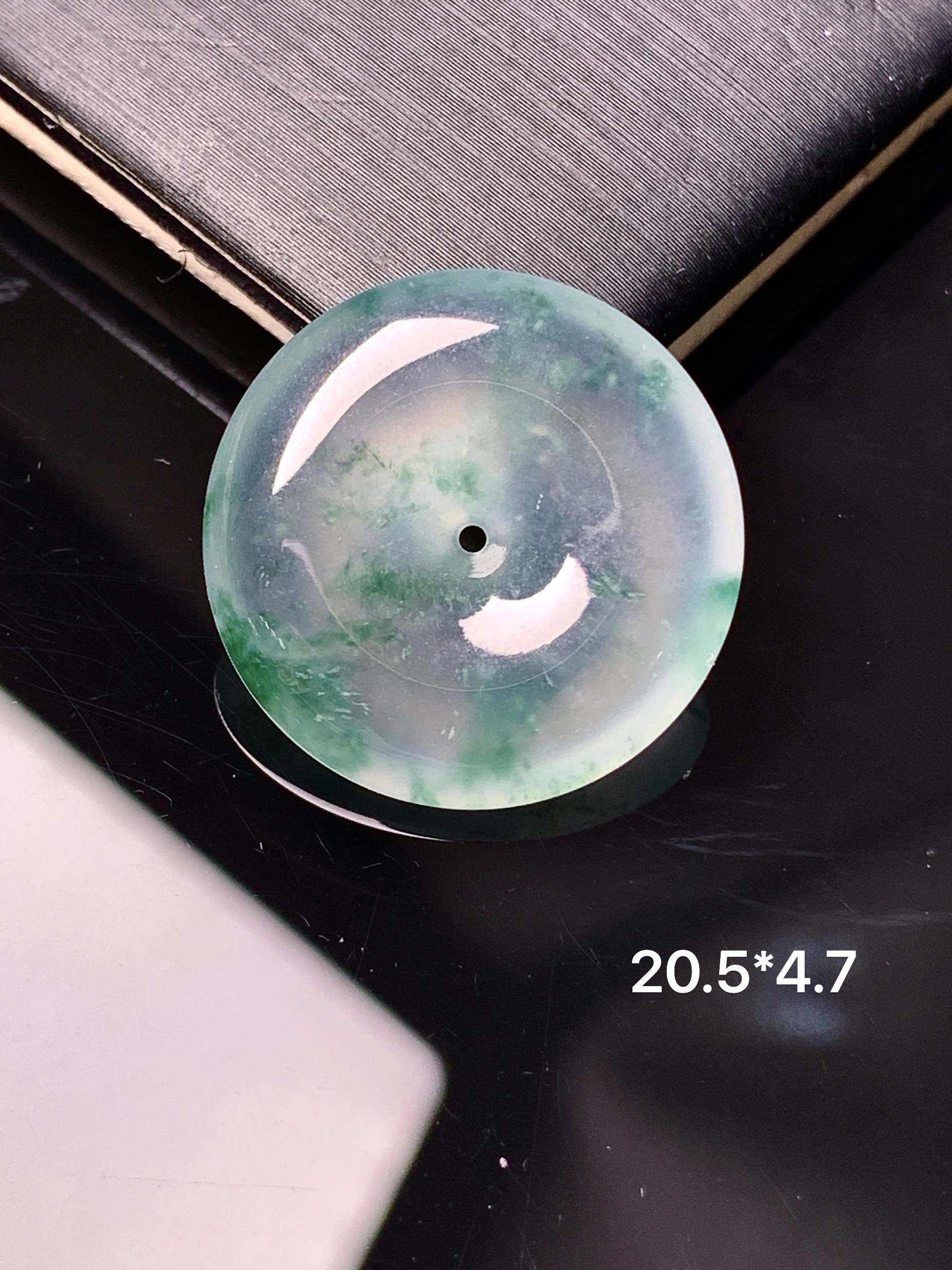 冰种飘绿平安扣吊坠 玉质细腻 色泽艳丽清新 整体尺寸20.5*4.7 c2
