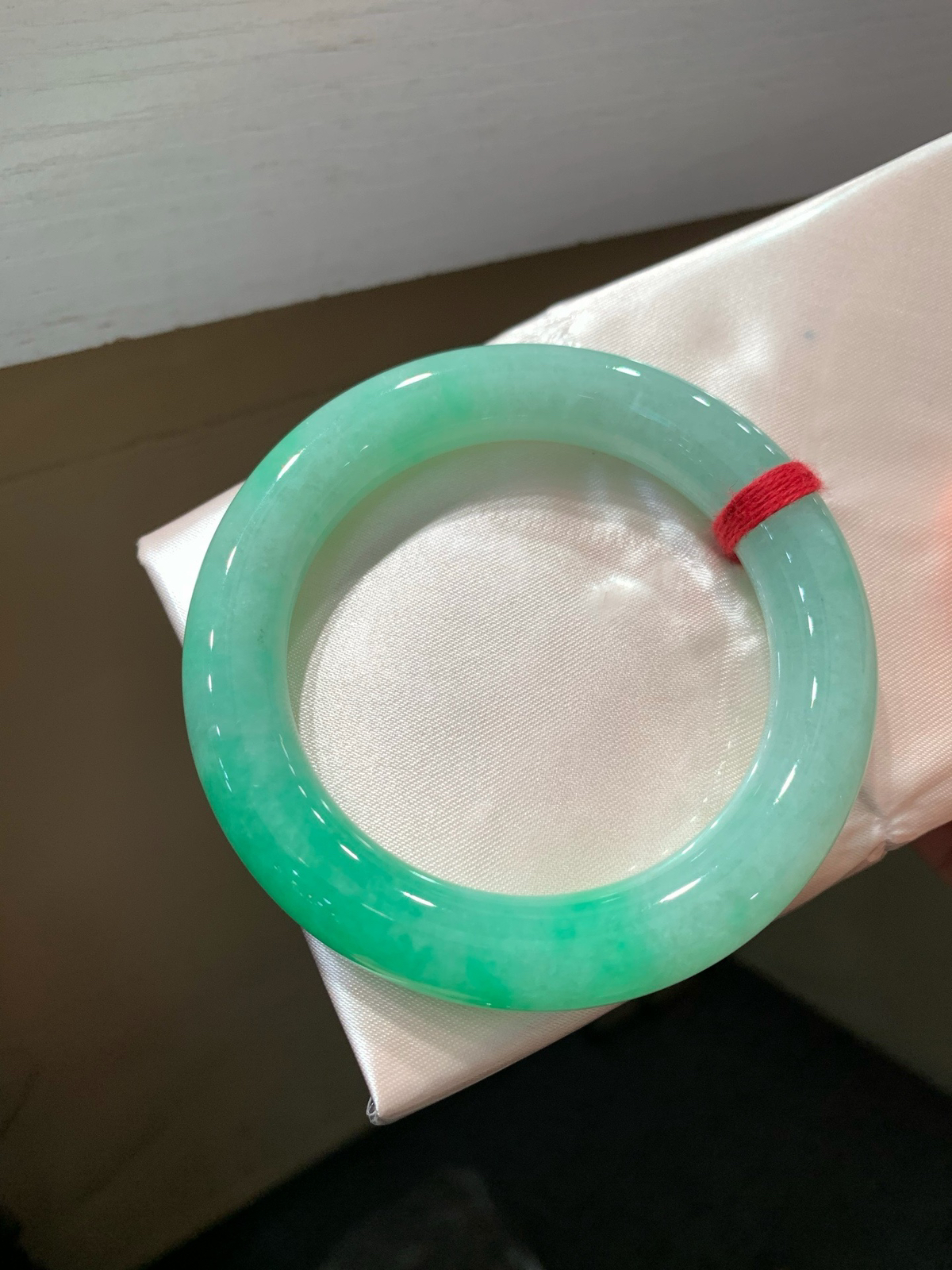尺寸56.6/11.3，带色圆条手镯
水润细腻 清新甜美