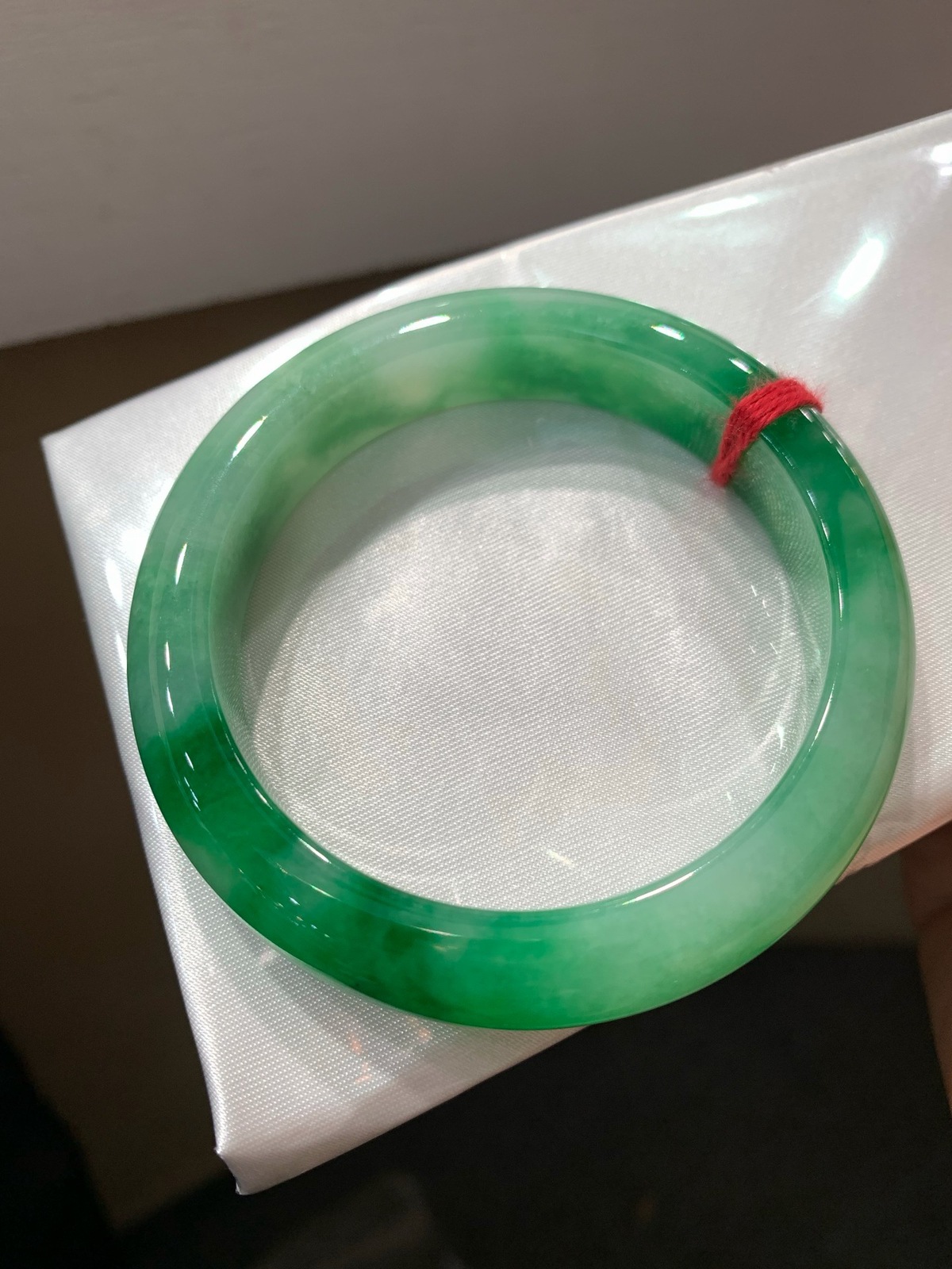 尺寸55.9/12.5/8.8，辣绿手镯
颜色漂亮 有种有色