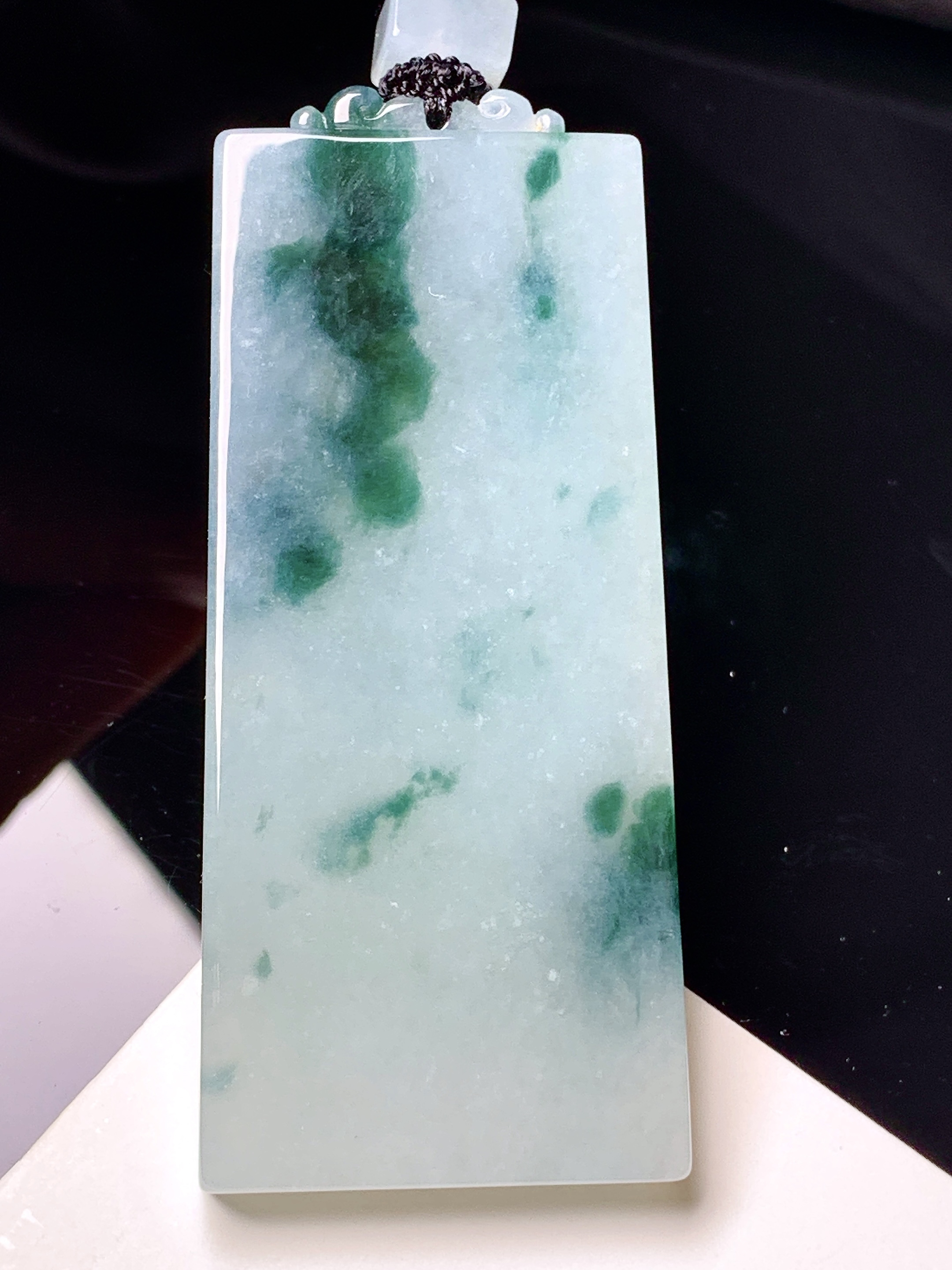 飘花无事牌吊坠 玉质细腻 色泽艳丽清新 整体尺寸65.3*27.8*5.8 L1