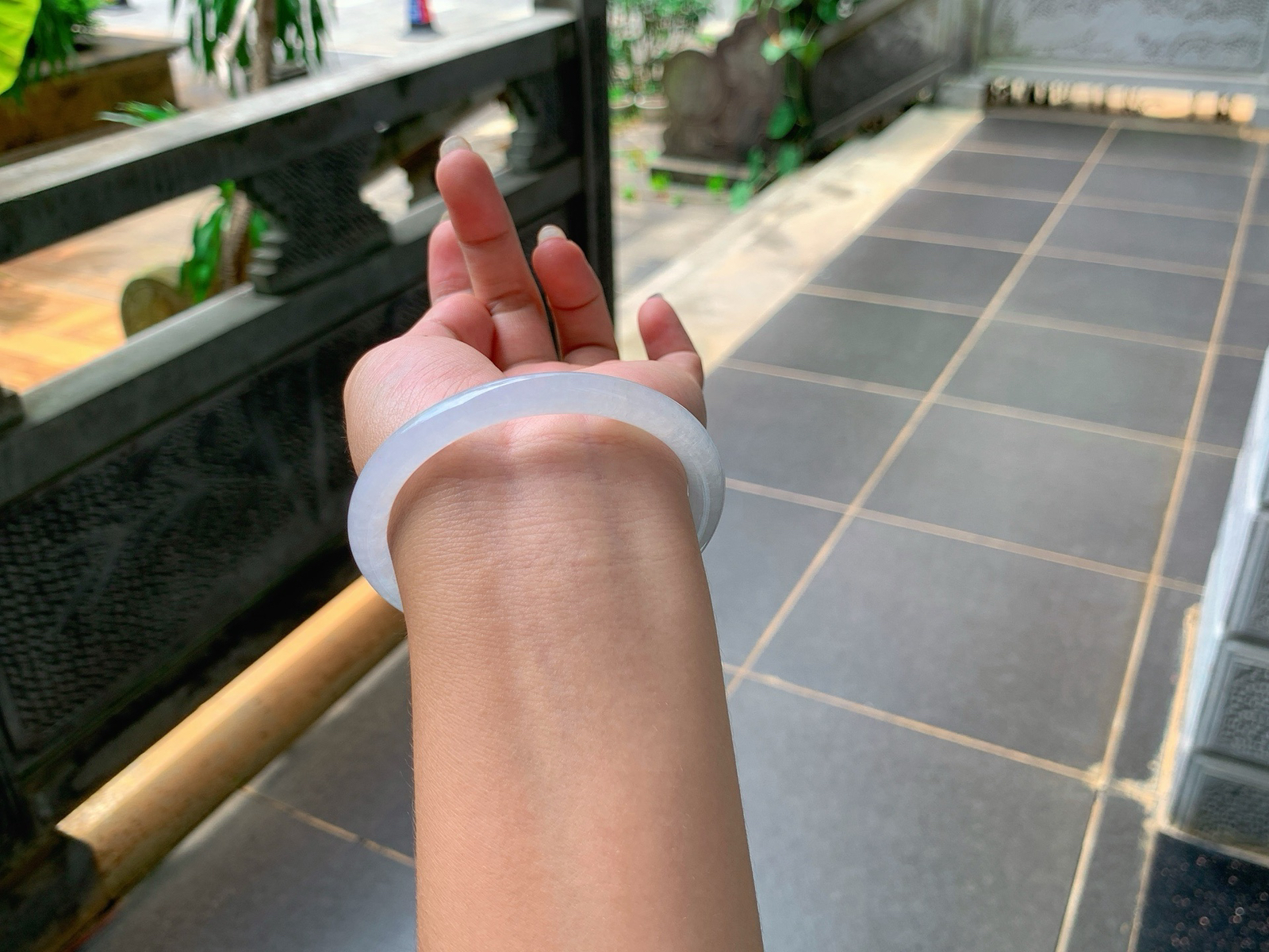 ｜56圈口
白月光美人条，条粗:7，条型纤细柔和，整体清透冰润，高冷美人的感觉，
编号【06-30-04】