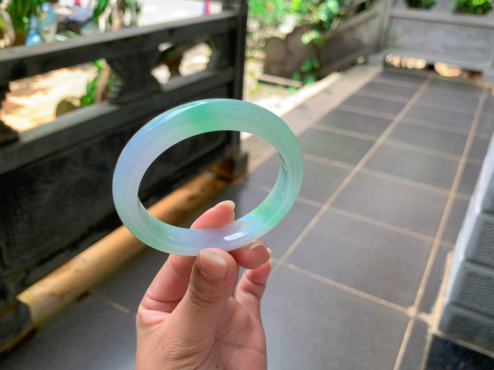 ｜55圈口
冰春彩，底子冰润细腻，胶感满满的，像果冻一样，背面如色泽沉淀后的暗雅调，
编号【06-