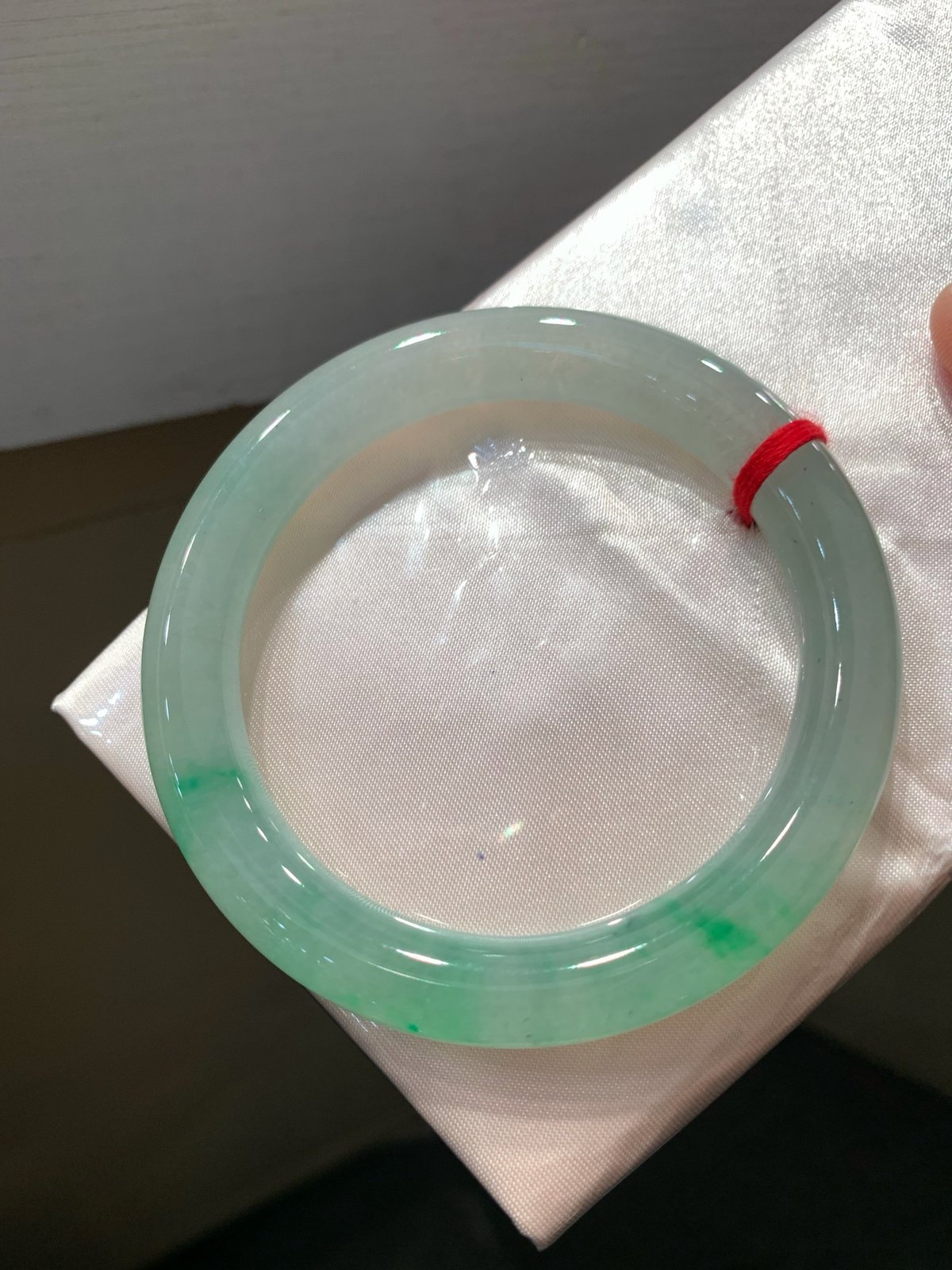 尺寸56.1/9.6/9.7，冰种飘色圆条手镯
种好水足
TG-1434-1000