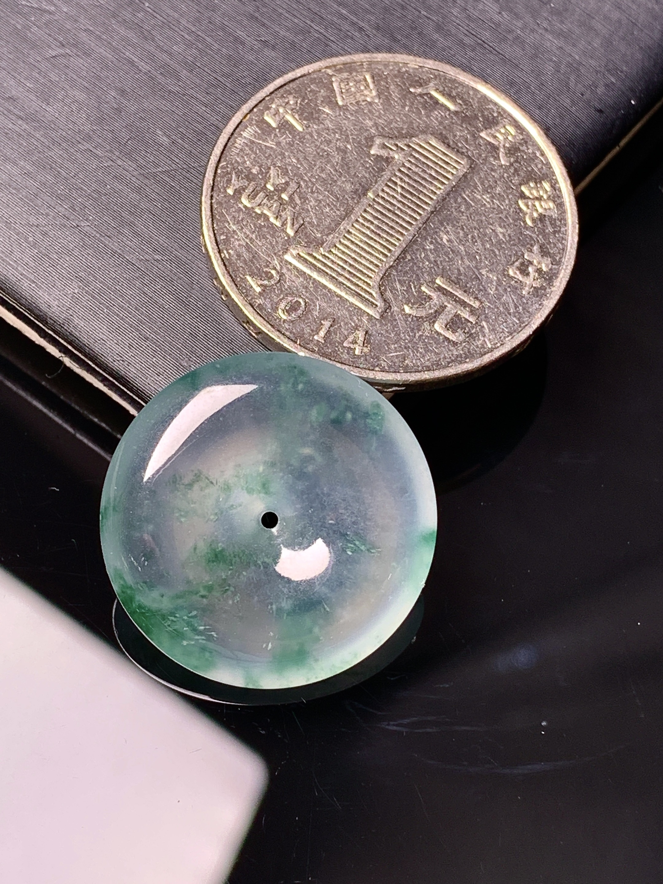冰种飘绿平安扣吊坠 玉质细腻 色泽艳丽清新 整体尺寸20.5*4.7 c2