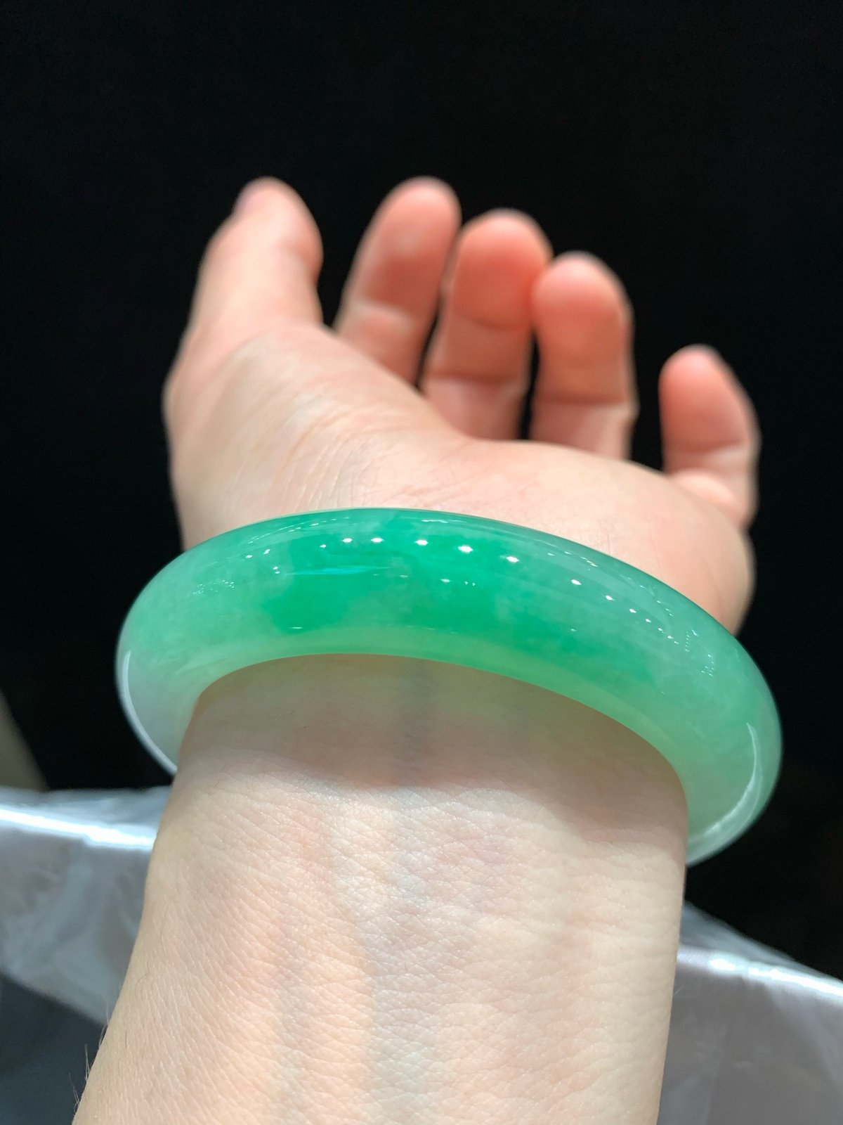 尺寸51.6/12.1/9.4，带色手镯
水润细腻 色好